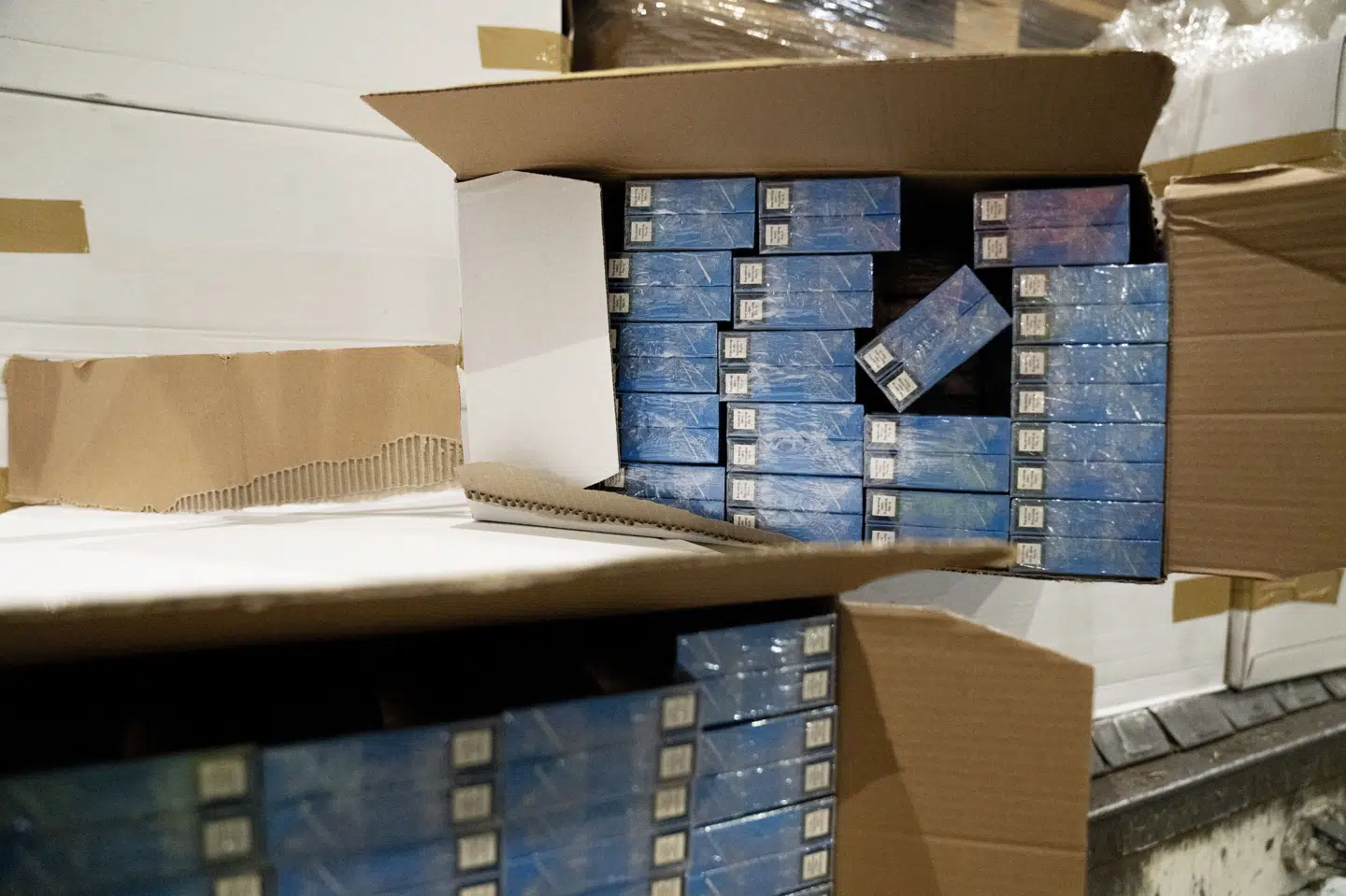 Politiet har sigtet flere personer for at drive en illegal cigaretfabrik i Midtjylland. På billedet ses beslaglagte cigaretter fra en anden sag, der omhandlede en illegal fabrik i Aulum. (Arkivfoto).