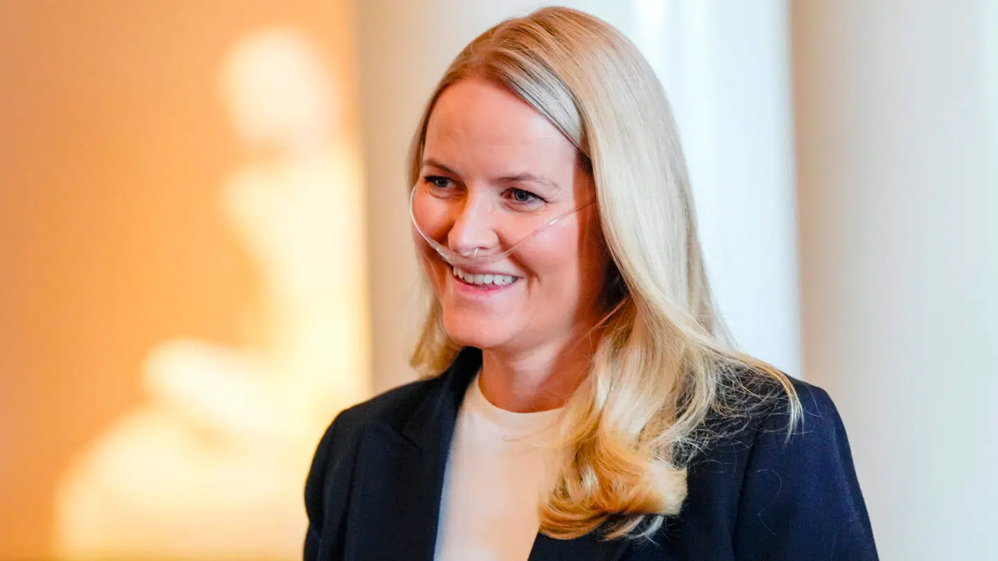 Kronprinsesse Mette-Marit er på det seneste blevet set med iltslanger i næsen, der skal hjælpe hende med at trække vejret.