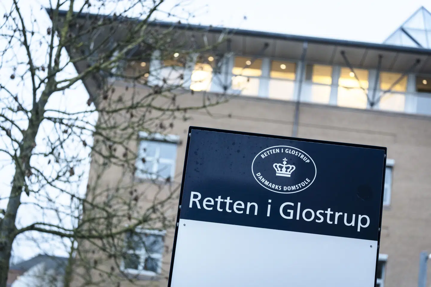 Retten i Glostrup har onsdag et grundlovsforhør, hvor to mænd fremstilles med krav om varetægtsfængsling. De er sammen med fem andre sigtet i en sag, hvor der blev affyret en panserværnsraket mod et rækkehus. (Arkivfoto).
