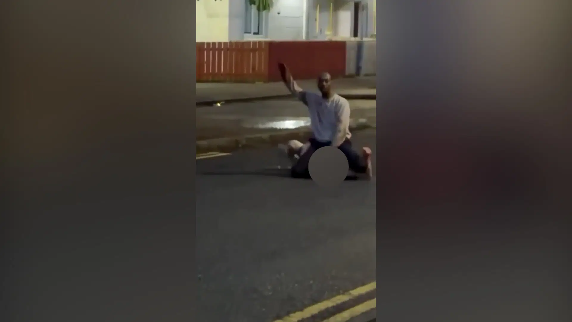 Der stinker af røg efter en grim nat i Belfast. Ut