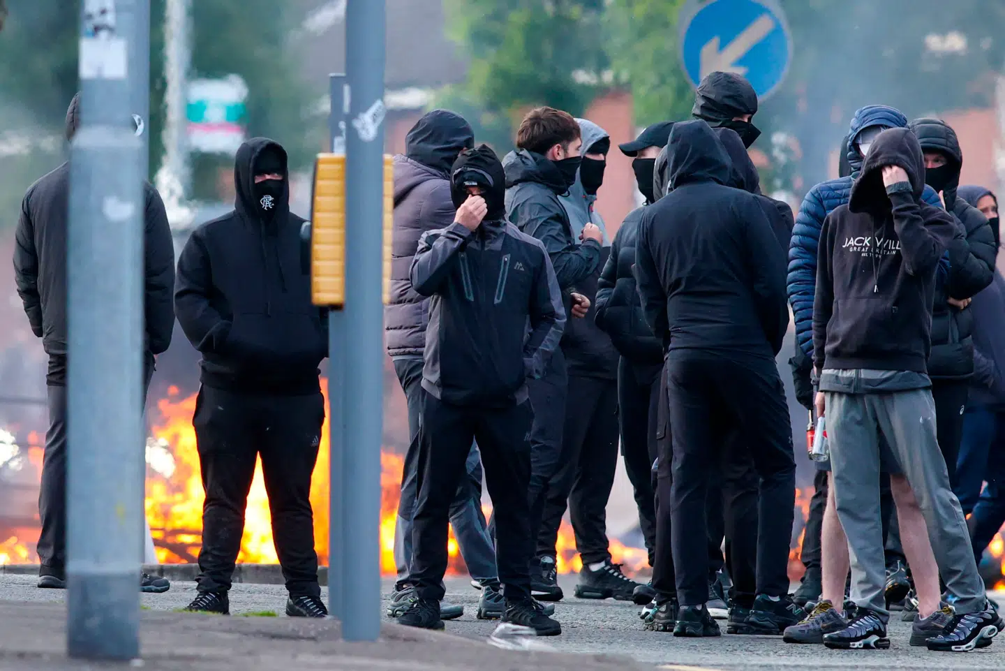 Et voldeligt knivoverfald begået af en migrant har udløst voldsomme optøjer i den nordirske hovedstad Belfast. Situationen har opblødt de traditionelle sekteriske skillelinjer i det historisk konfliktplagede land, beretter journalist.