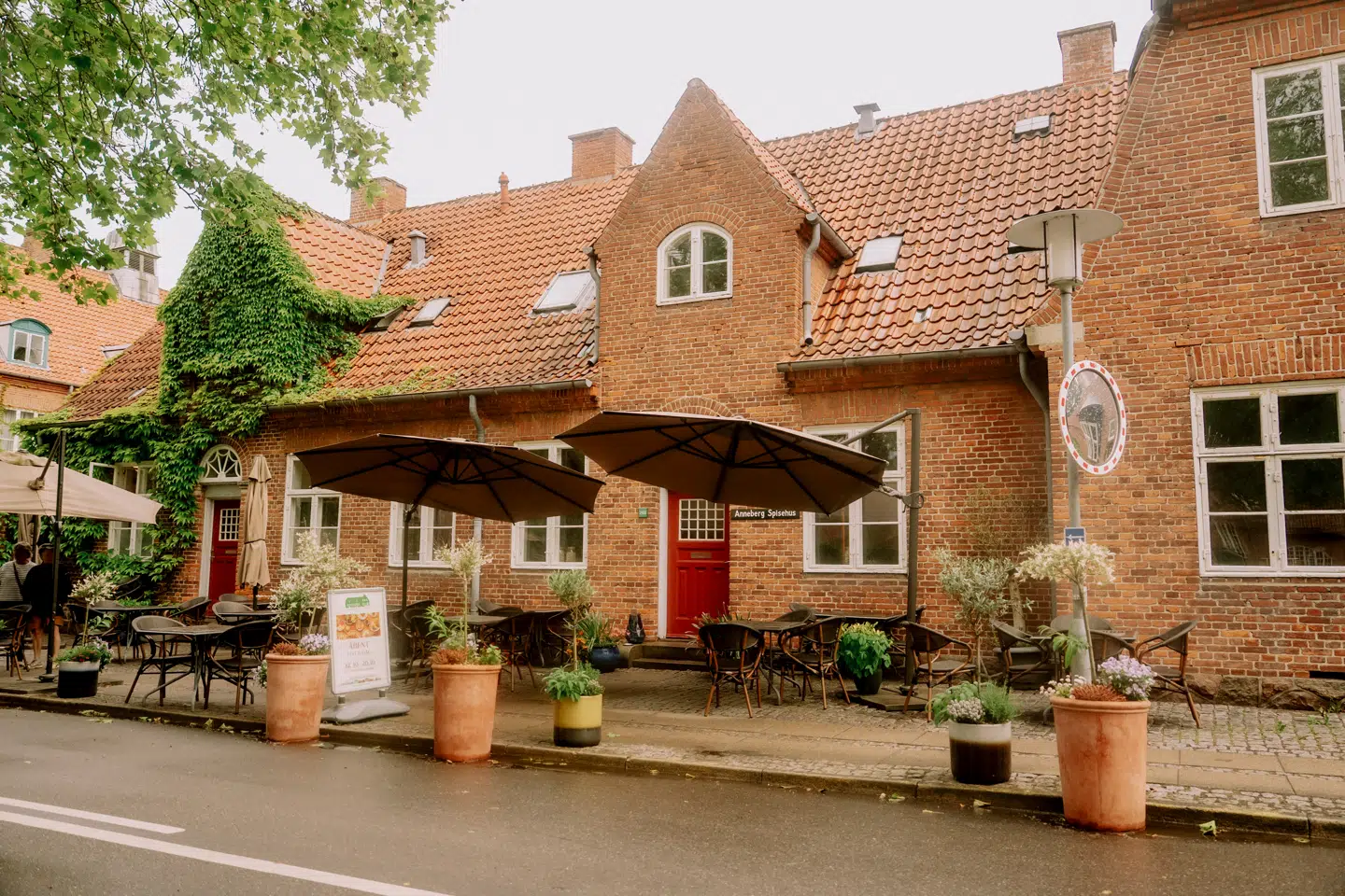 Der er utrolig smukt i og omkring de gamle hospitalsbygninger i Nykøbing Sjælland. Maden, der bliver serveret indenfor på stedets nye spisested, lader desværre en del tilbage at ønske.
