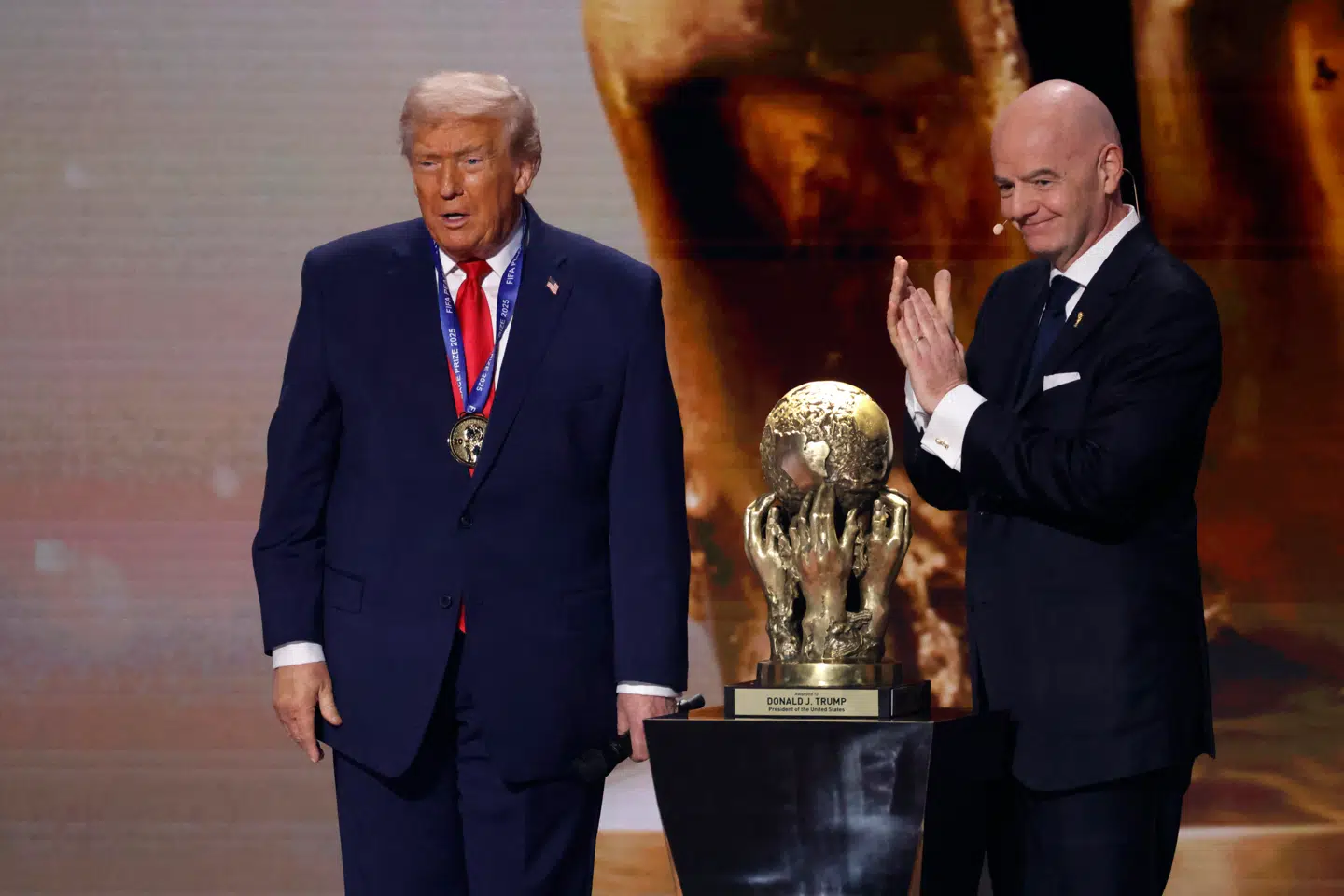 Den amerikanske præsident, Donald Trump, sammen med FIFA-præsidenten, Gianni Infantino, i december 2025. Her modtog Trump FIFAs stærkt omtalte »fredspris« i Kennedy Centret. Få måneder efter indledte Trump krigen mod Iran.