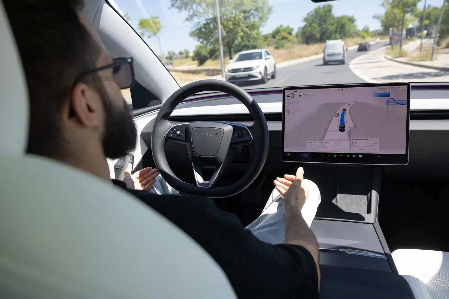 Teslas FSD-system fungerer, uden at føreren behøver betjene rat, knapper eller pedaler. Men man skal være klar til at gribe ind, hvis det er påkrævet. (Arkivfoto).