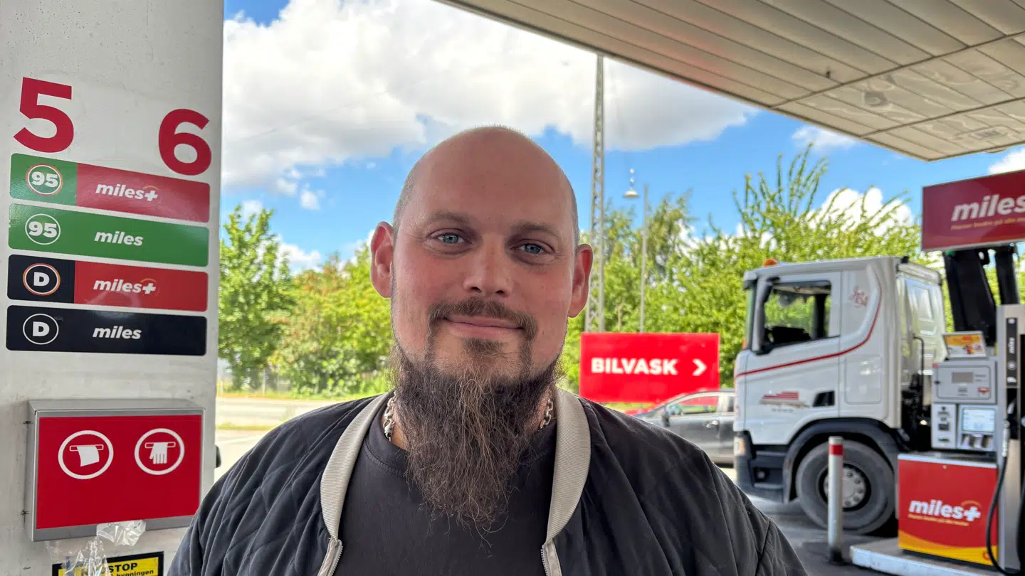 Asker Rasmussen må se hundredekronesedlerne flyve ud af kontoen, når han tanker.
