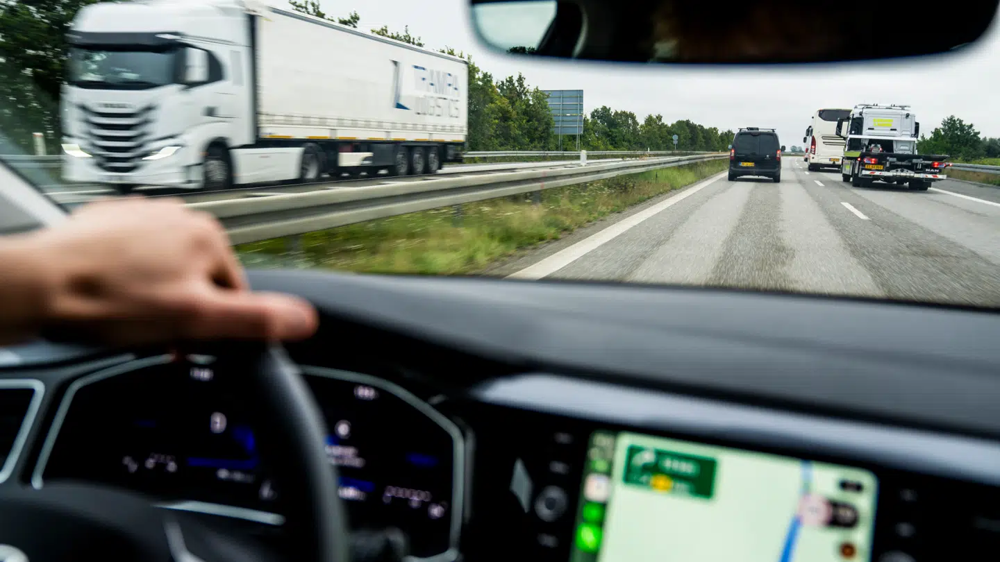 Umiddelbart venter der flere afgiftsstigninger for bilisterne. Fra 2027 vil den såkaldte udligningsafgift på dieselbiler stige med ni procent. Samtidig indfører EU i 2028 et såkaldt CO₂-kvotesystem, så al brændstof bliver dyrere.