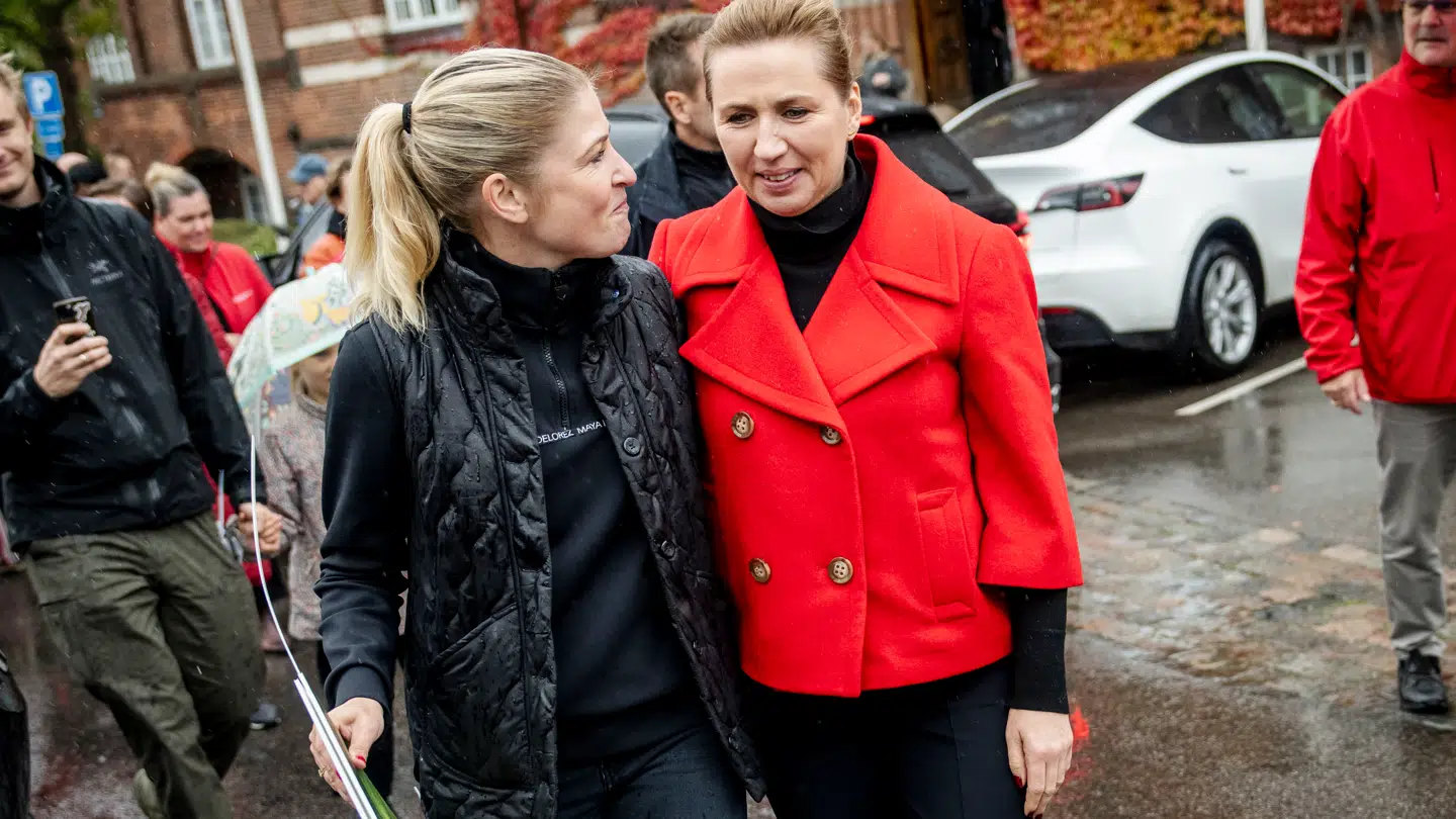 Statsminister Mette Frederiksen (S) med borgmester i Holbæk Kommune, Christina Krzyrosiak Hansen (S), 25. oktober 2025.