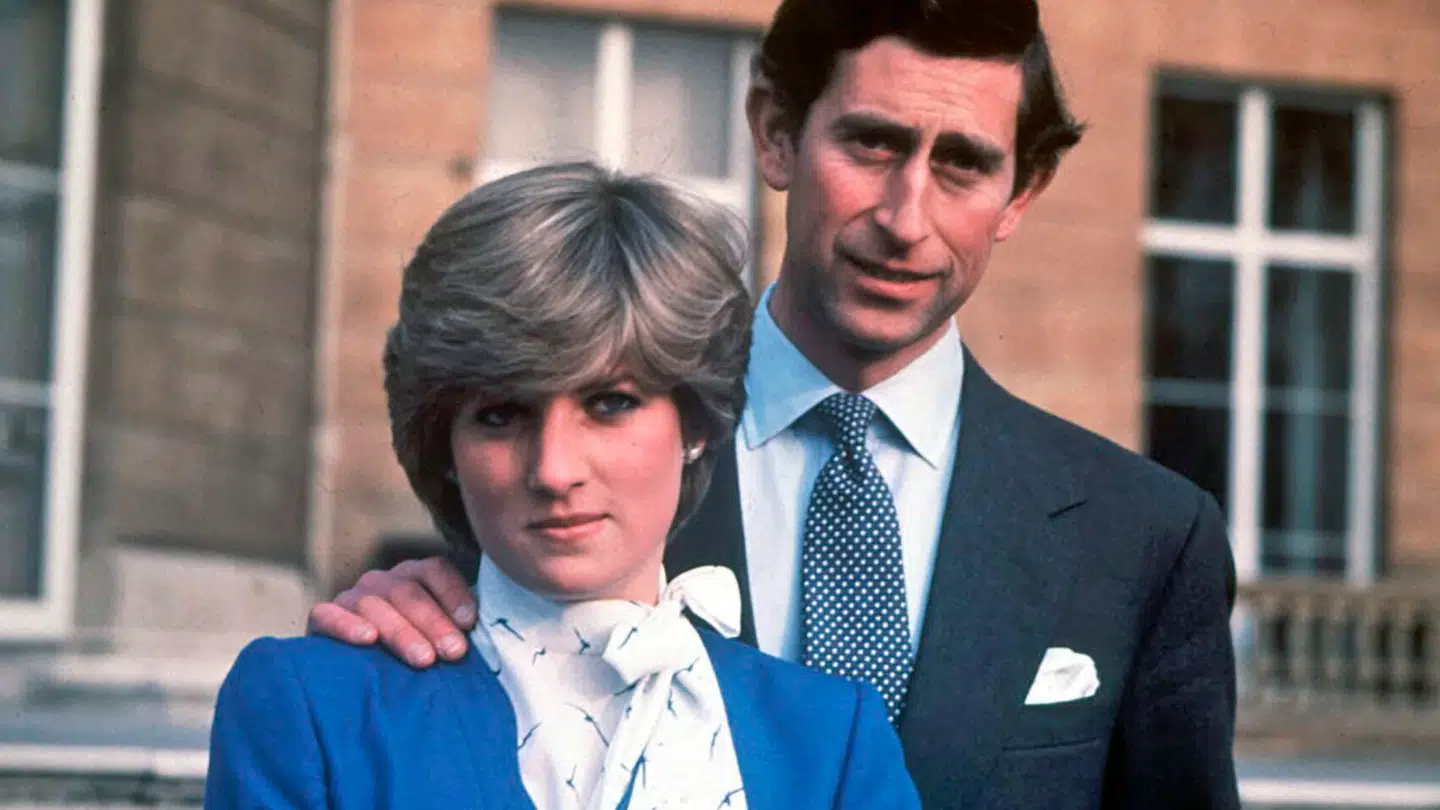 Lady Diana Spencer og kronprins Charles på dagen, hvor deres forlovelse blev offentliggjort i 1981. De blev separeret i 1992 og slutteligt skilt i 1996.