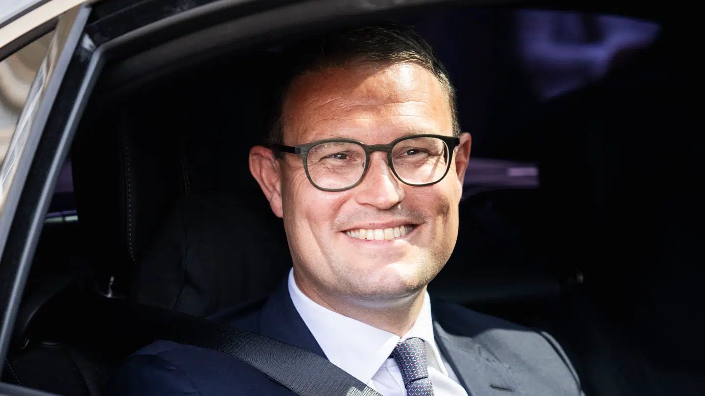 Christian Rabjerg Madsen (S) smiler over sin ministerbil – han har også grund til at smile over boligsalget.
