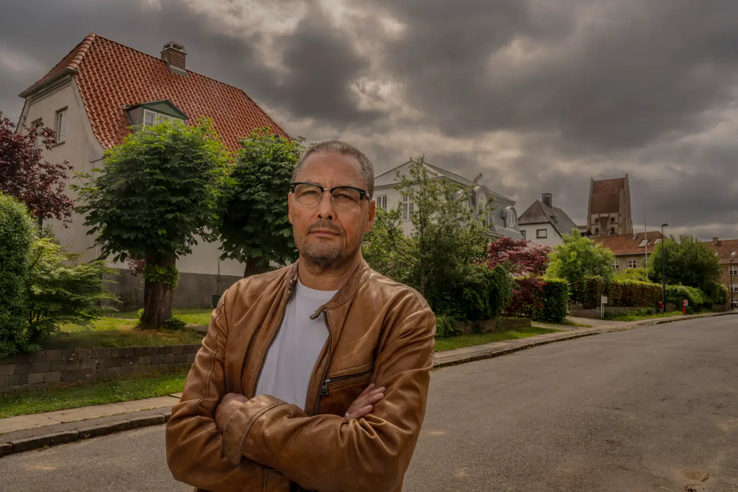 Jens Rebensdorff foran den villa, hvor han voksede op, og hvor forældrenes dobbeltliv var allestedsnærværende, men aldrig blev italesat. I baggrunden stikker Grundtvigskirken op.