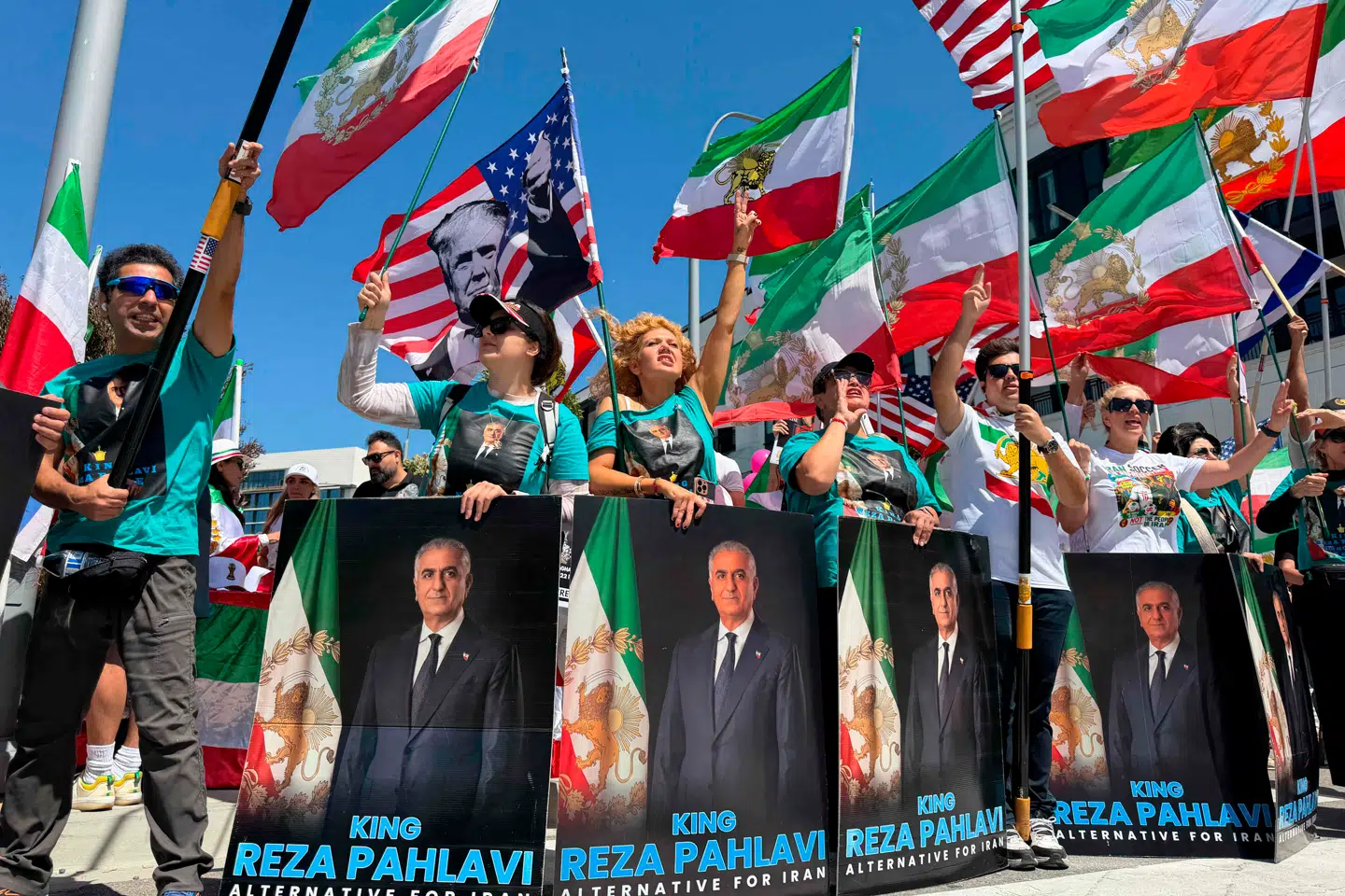 Demonstration mod det iranske præstestyre foran Los Angeles Stadium, hvor der skal spilles VM-kampe.