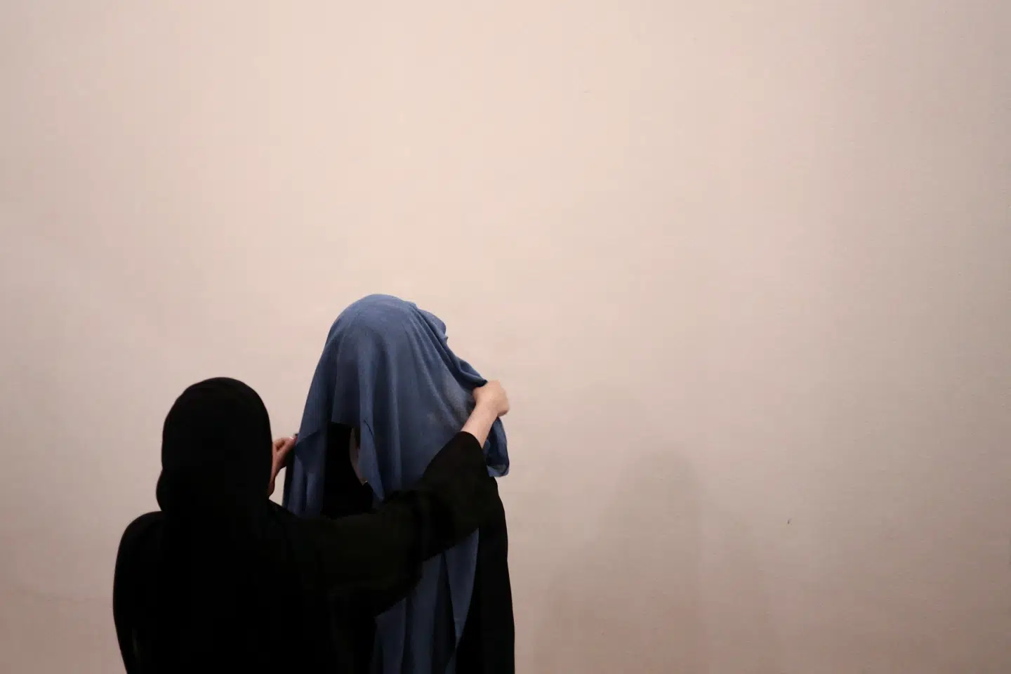 En indonesisk oplægsholder har angiveligt holdt to oplæg med få minutters mellemrum og har her skiftet hijab og navneskilt for at fremstå som forskellige forskere. Foto: Amr Alfiky, Scanpix