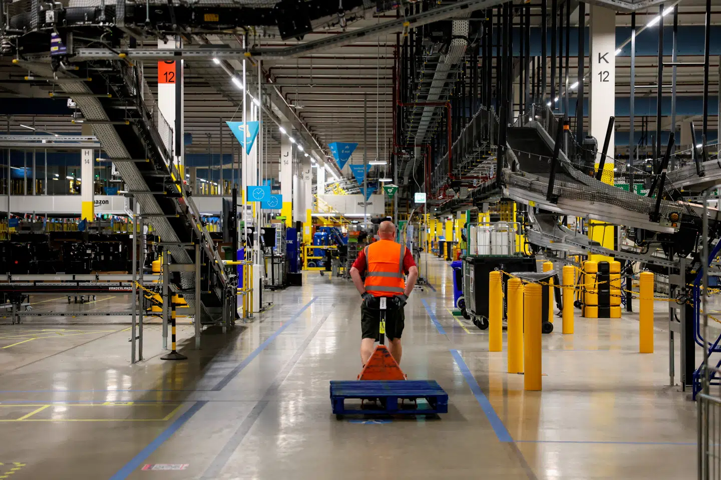 Investorerne frygter, at Amazons indtog vil skabe benhård konkurrence og presse priserne i bund. Over de seneste år har ehandelsmastodonten Amazon nemlig skabt et logistikimperium med egne fragtfly, titusindvis af varevogne, 80.000 trailere og 24.000 containere. Det enorme netværk blev oprindeligt etableret for at optimere Amazons egne leverancer og sikre stadigt hurtigere forsendelsestider. Adgangen til netværket udvides nu, især med Amazon LTL (Less Than Truckload) – en service designet til at håndtere forsendelser, der ikke fylder en hel lastbil.