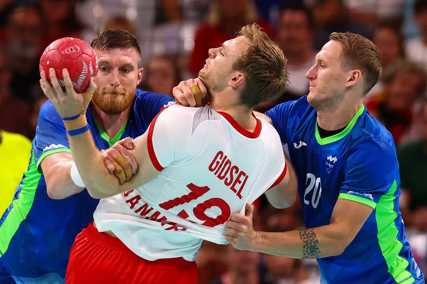 Mathias Gidsel er her i duel med to slovenerne i OL-semifinalen i 2024. (Arkivfoto):