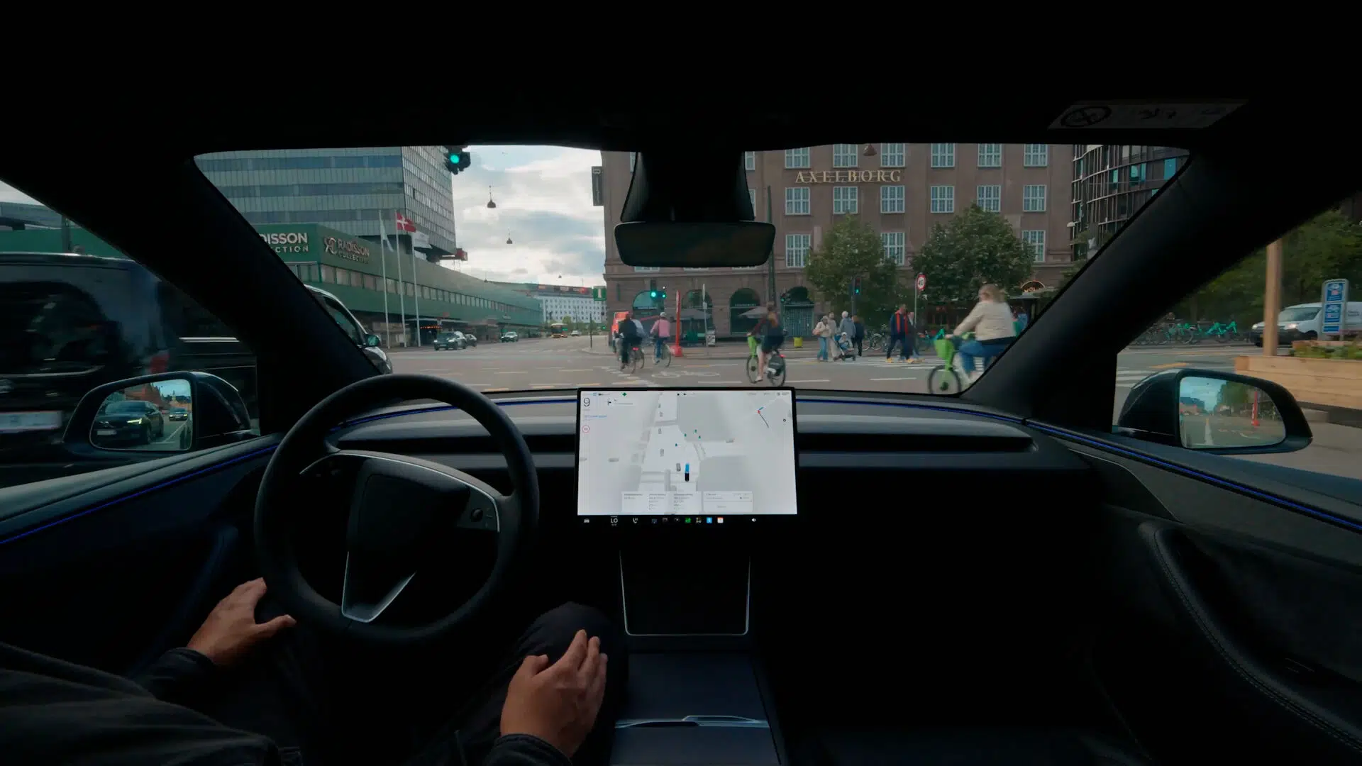 Musk-bommert i København: Selvkørende Tesla begår 