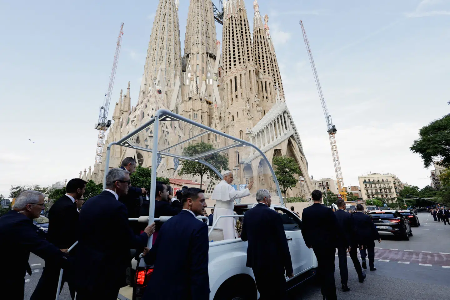 Pave Leo er onsdag på besøg i Sagrada Familia i Barcelona.
