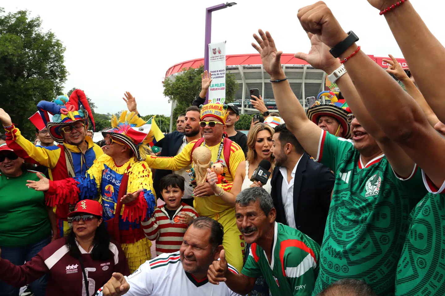Fodboldfans ude foran Mexico Citys stadium aftenen inden VM skydes i gang. Første kamp er mellem Mexico og Sydafrika.