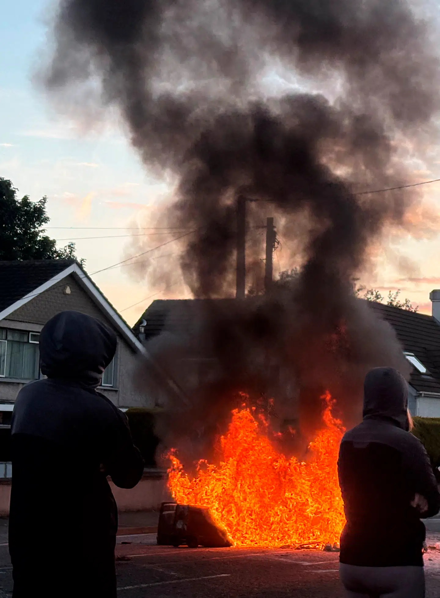 Maskerede demonstranter skaber kaos onsdag aften.