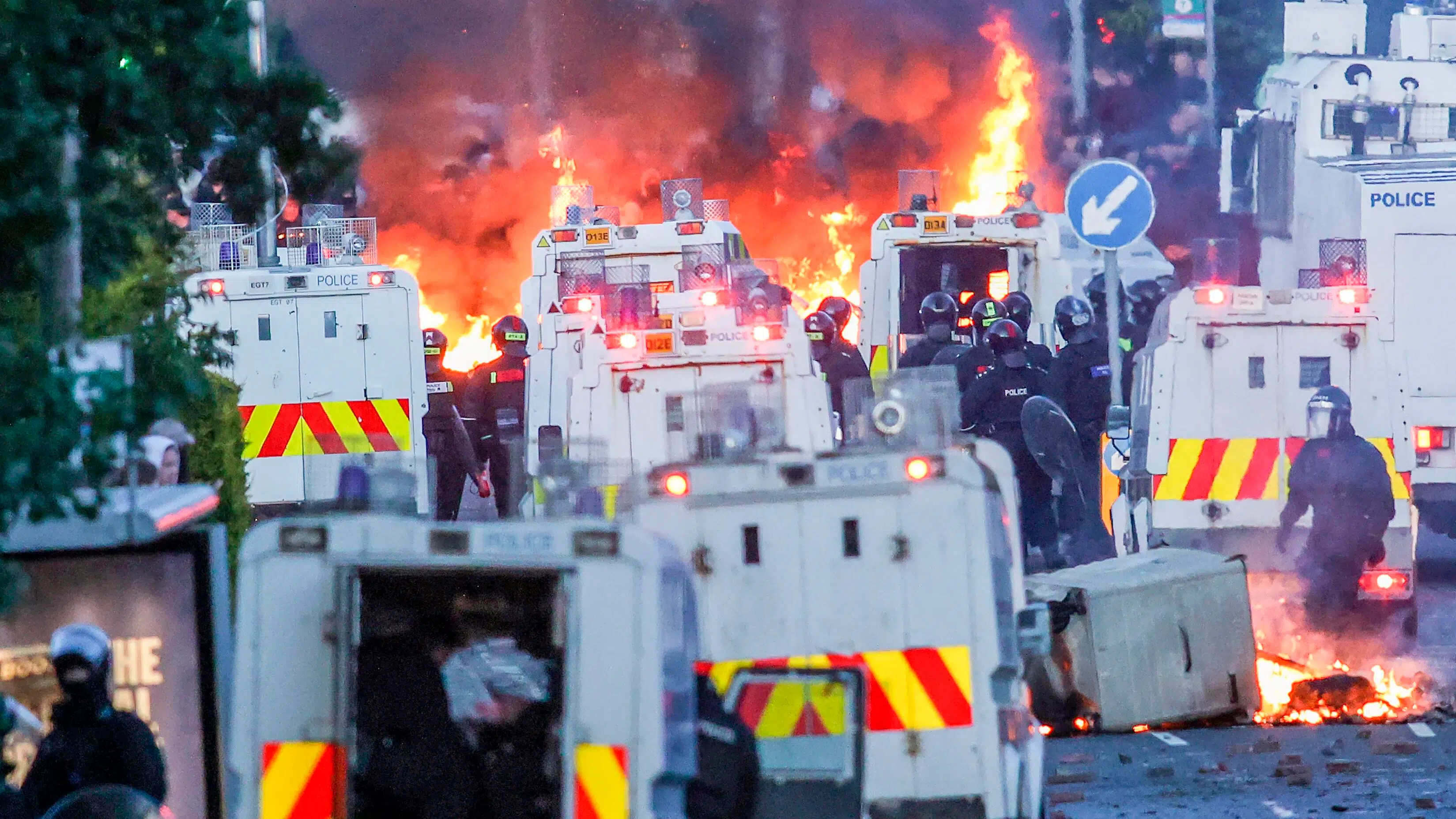 Kaos fortsætter: Angriber politiet med molotovcock