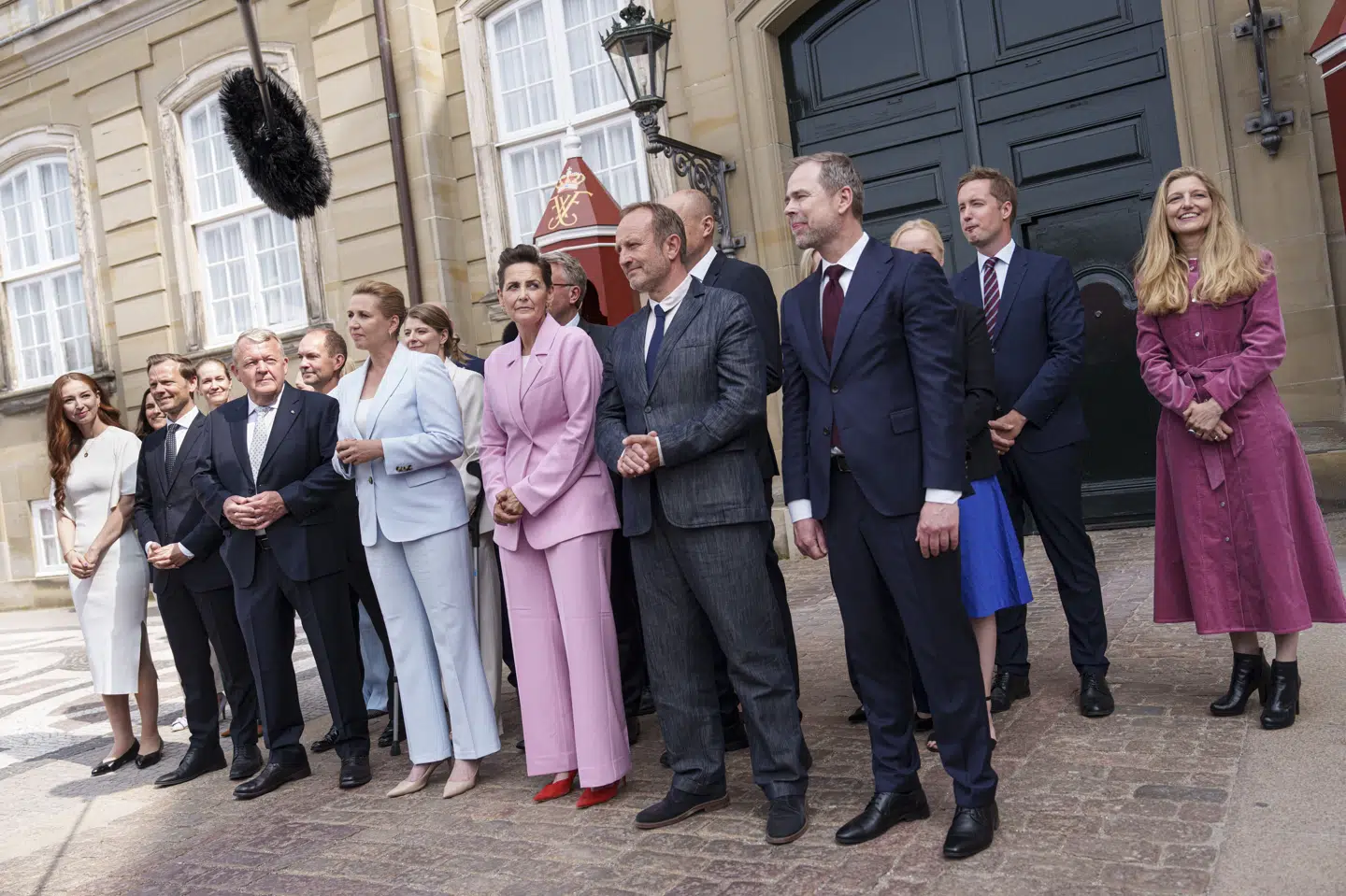 En uge inden Folkemødet nåede regeringsforhandlingerne til vejs ende, og onsdag 3. juni blev den nye regerings ministre præsenteret foran Amalienborg. Det er ikke alle 21 ministre, der deltager i Folkemødet i år. Seks bliver hjemme. (Arkivfoto).
