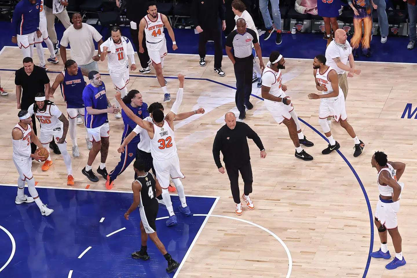 New York Knicks-spillerne bryder ud i ellevild jubel, da sejren i den fjerde finalekamp mod San Antonio Spurs er en kendsgerning.