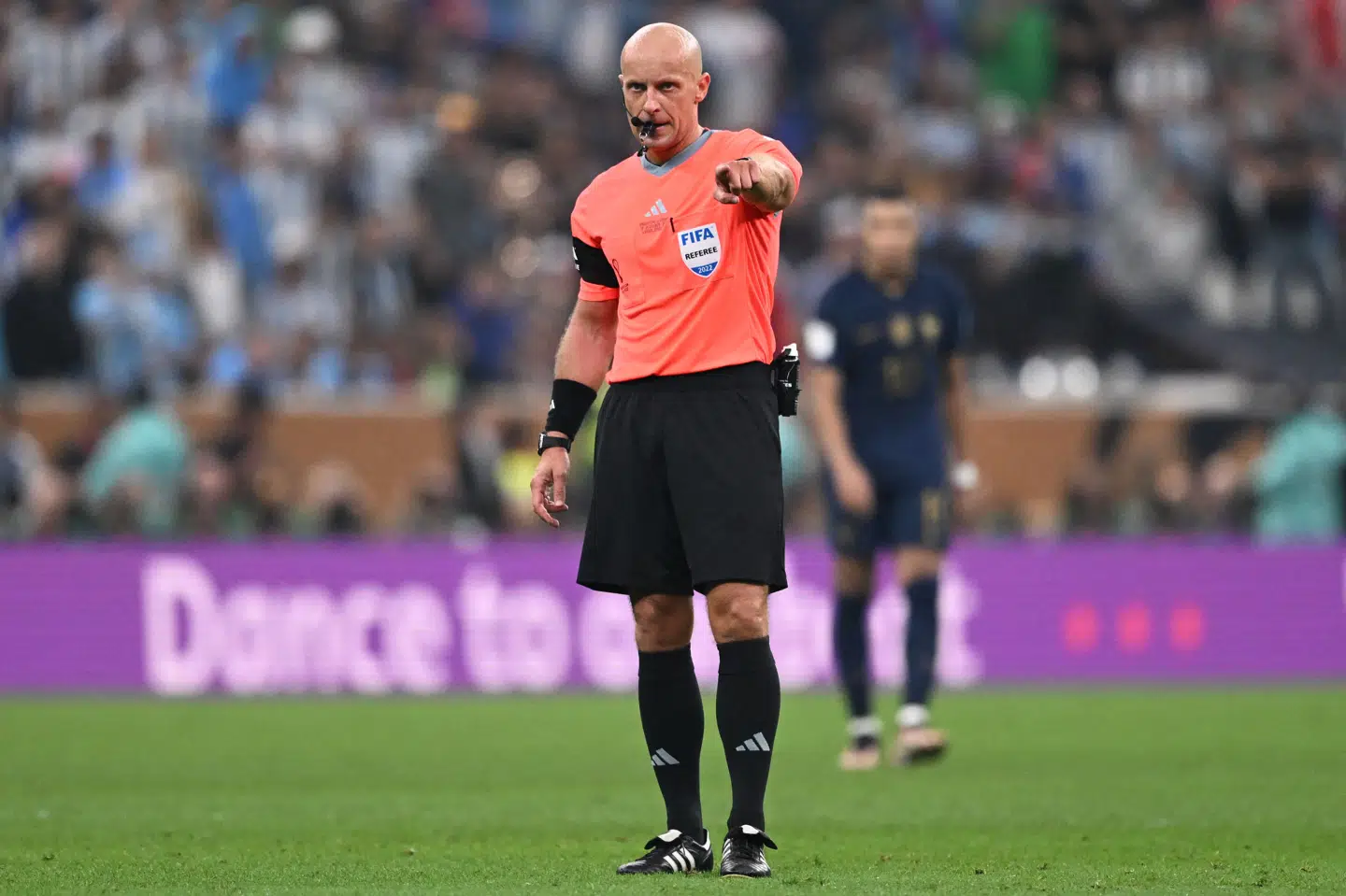 Finaledommeren fra VM i 2022, polske Szymon Marciniak, og de øvrige dommere ved VM i USA, Mexico og Canada får nye muligheder for at skabe mere flow i kampene. (Arkivfoto).
