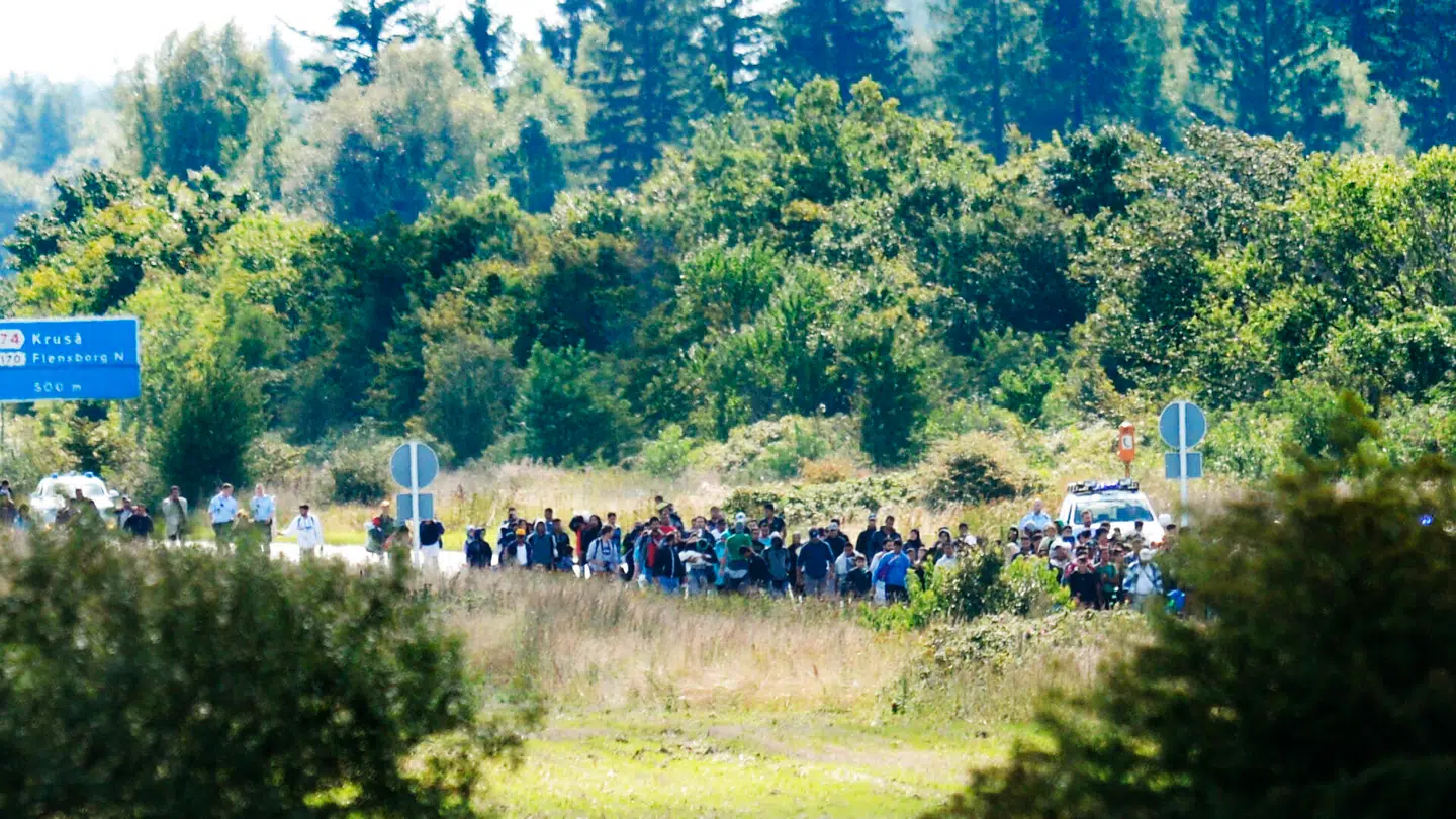 (ARKIV) Vandrende flygtninge spærrer den sønderjyske motorvej E45 onsdag d. 9. september 2015-. (Foto: Claus Fisker/Ritzau Scanpix)