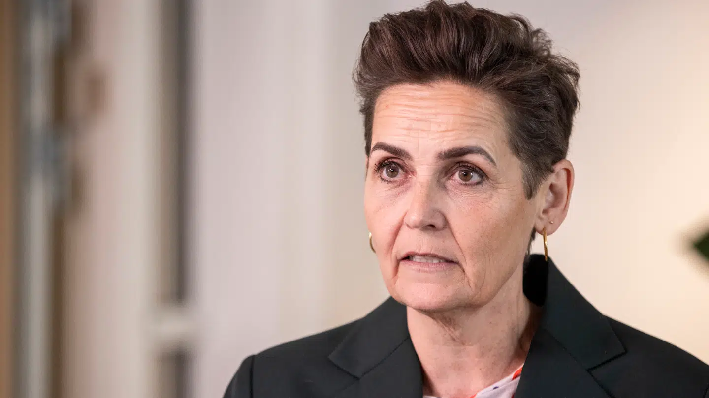 Pia Olsen Dyhr har ansat en rådgiver i SF, som tidligere måtte forlade partiet efter anklager om krænkelser, kunne Politiken fortælle onsdag.