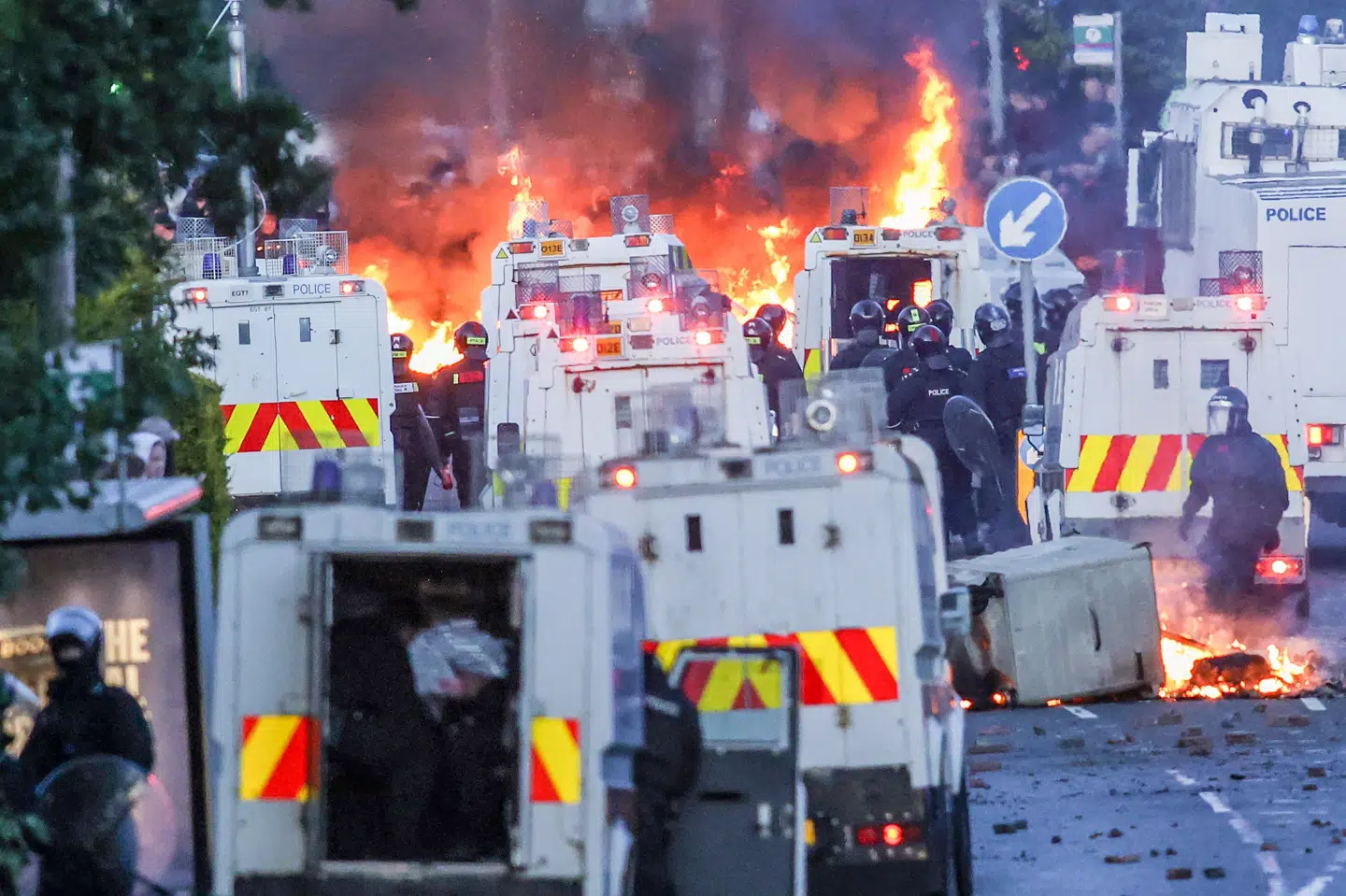 Brande brød ud på gaderne i Belfast onsdag aften, hvor der for anden dag i træk var protester.