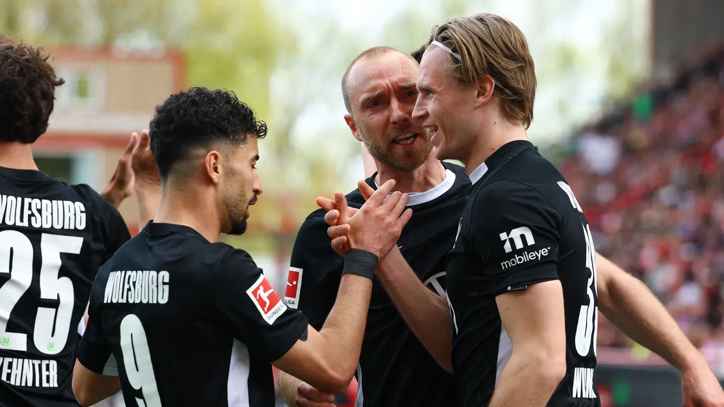 Christian Eriksen lykønsker Patrick Wimmer (th.) med en scoring for Wolfsburg.
