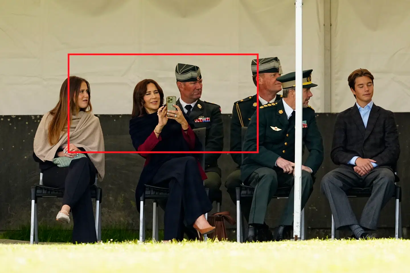 Dronning Mary havde svært ved at skjule sin begejstring, da kronprins Christian torsdag blev udnævnt til sekondløjtnant.