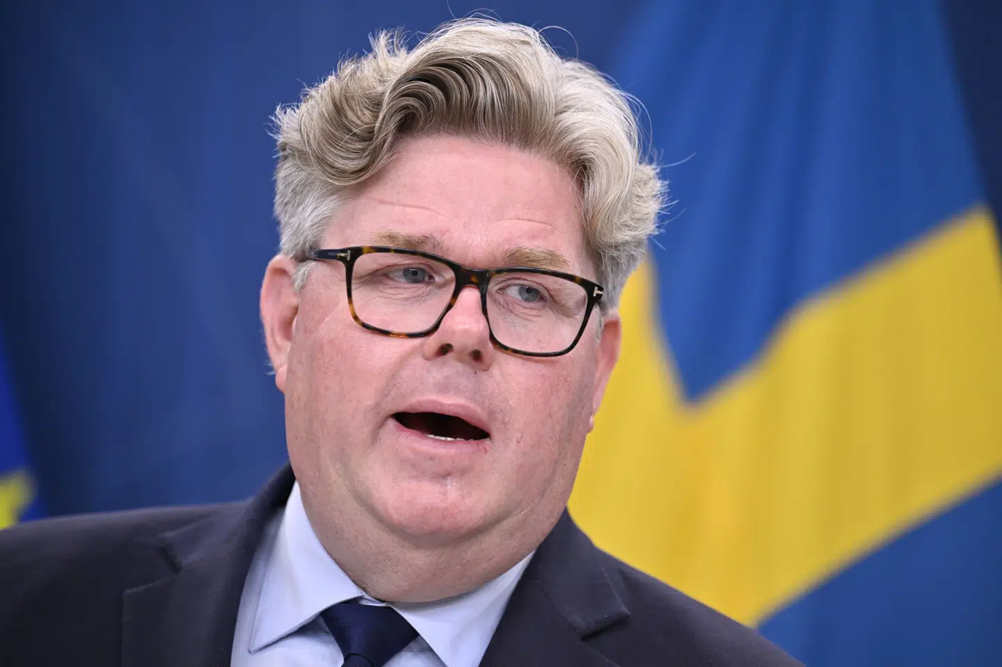 Sveriges justitsminister, Gunnar Strömmer, fortæller på et pressemøde, at regeringen vil forsøge at sænke den kriminelle lavalder til 14 år i stedet for 13 år.