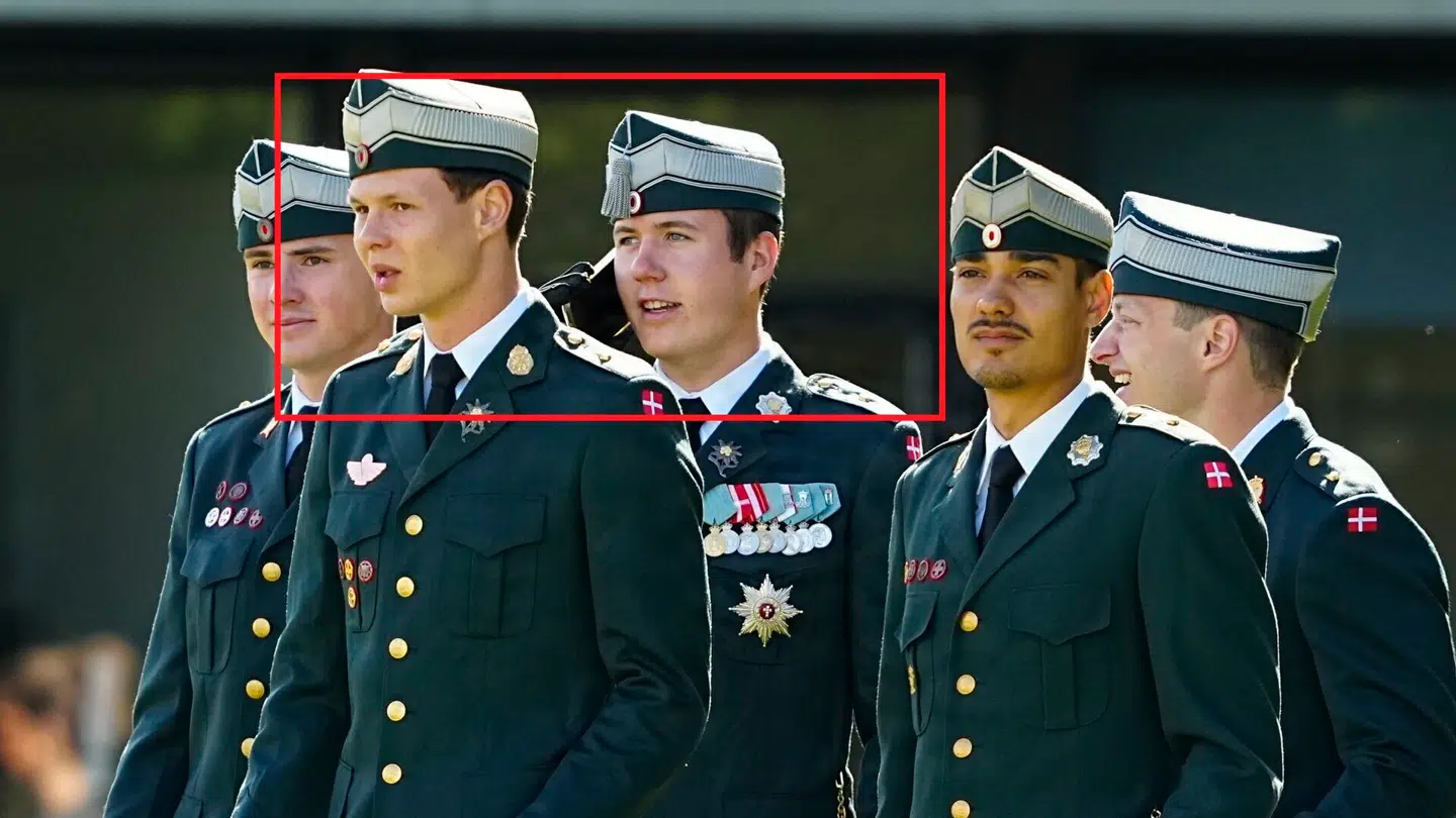 Inden ceremonien begyndte talte kronprins Christian i telefon. Hvem mon var i den anden ende?