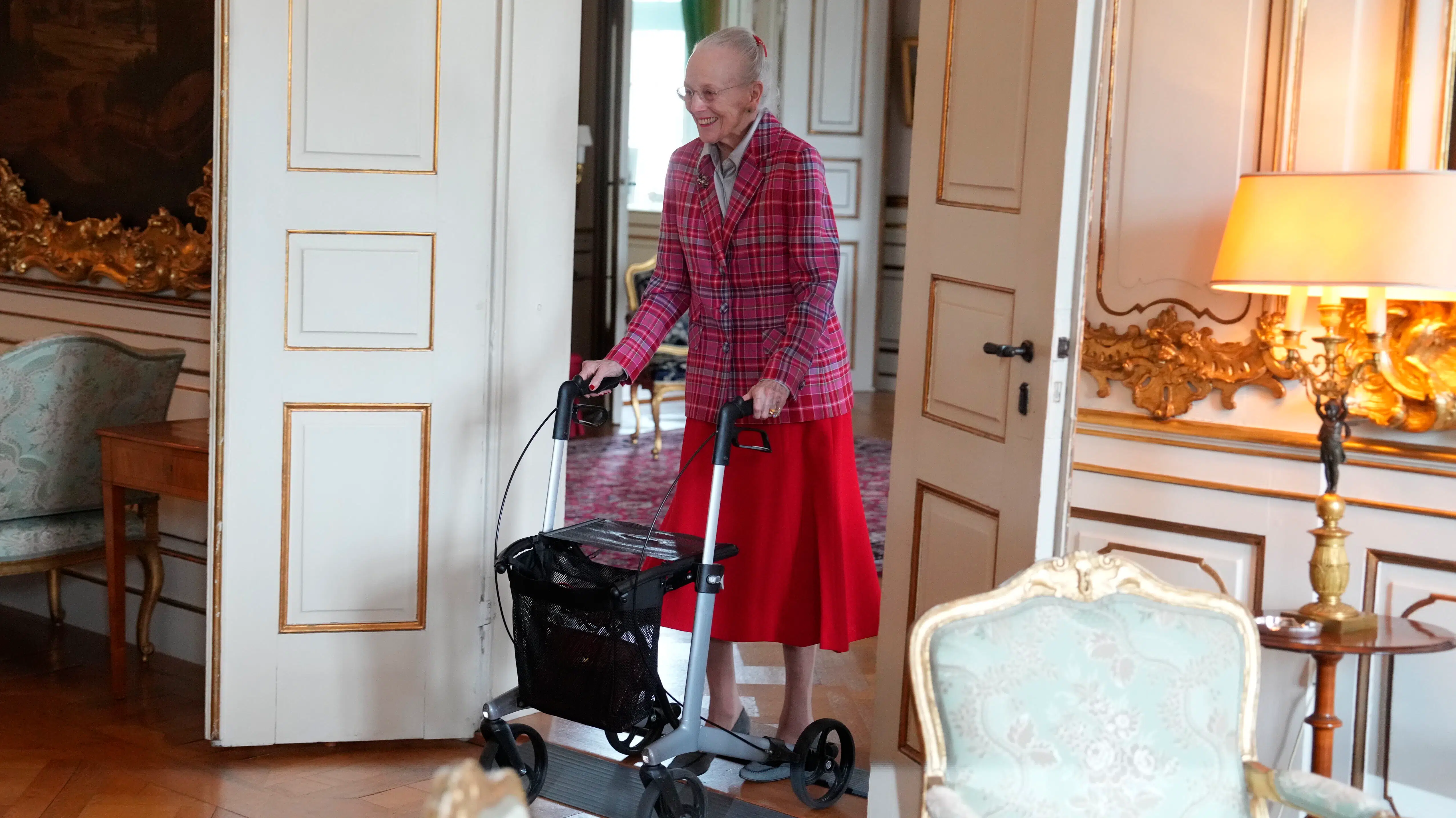 Dronning Margrethe er tilbage på arbejde – med rollator