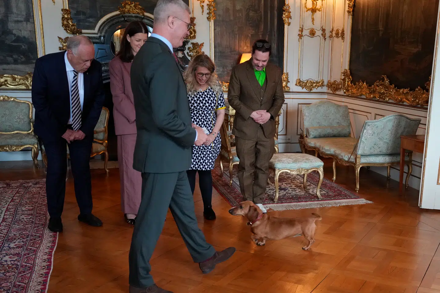 Dronning Margrethes gravhund Tilia var med til prisuddelingen hjemme på Fredensborg Slot.