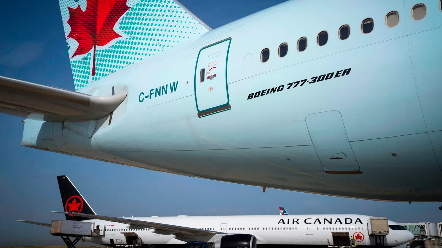 Arkivfoto af to Air Canada-fly.