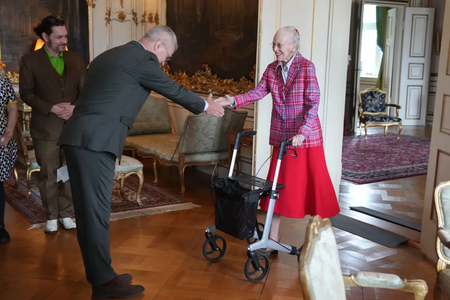 Dronning Margrethe støtter sig til en rollator ved uddelingen af Prins Henrik Prisen på Fredensborg Slot.