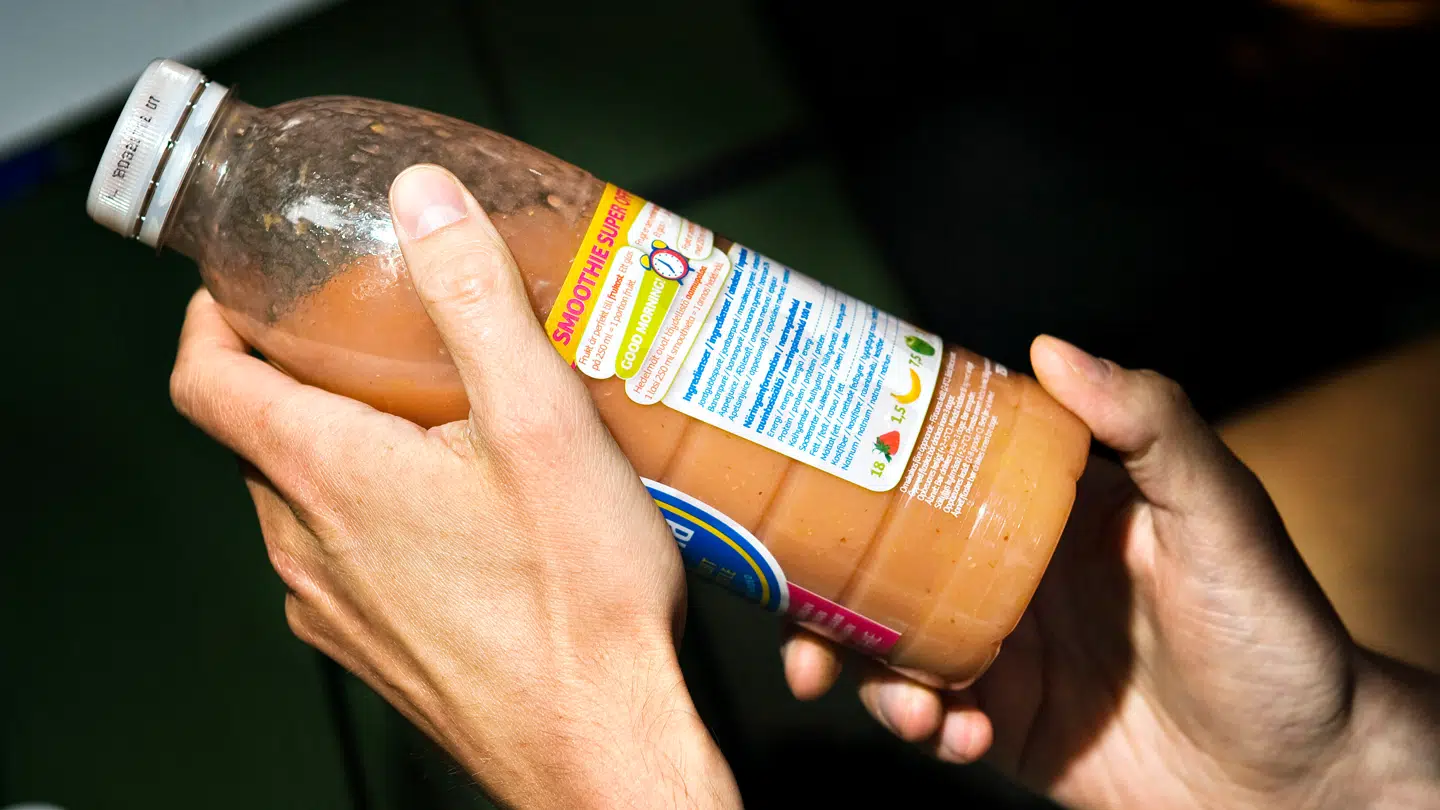 Her ses en smoothie, der indeholder frugt.
