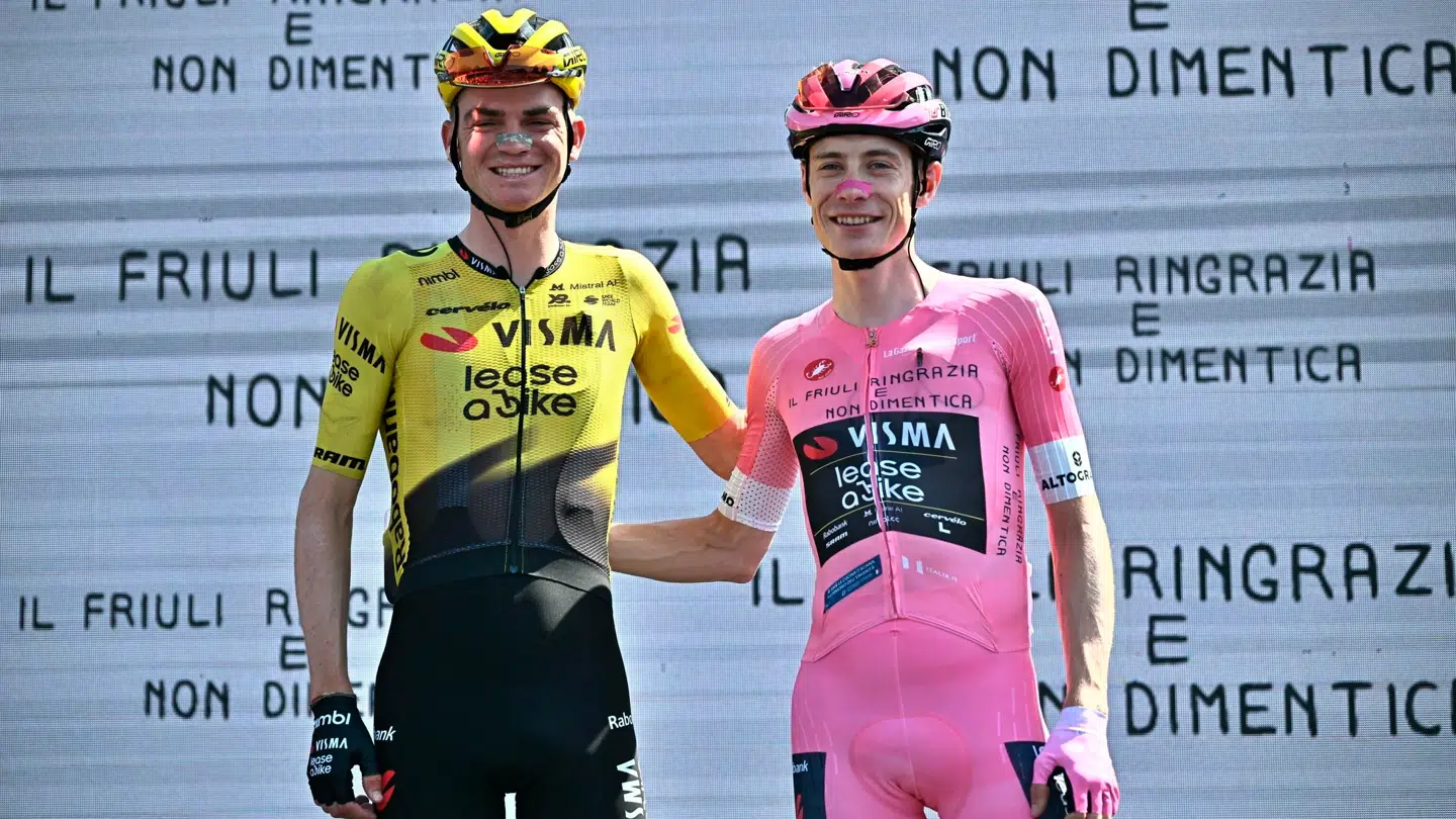 Her ses Sepp Kuss og Jonas Vingegaard sammen under Giro d'Italia. Begge kører for holdet Visma lease a bike.