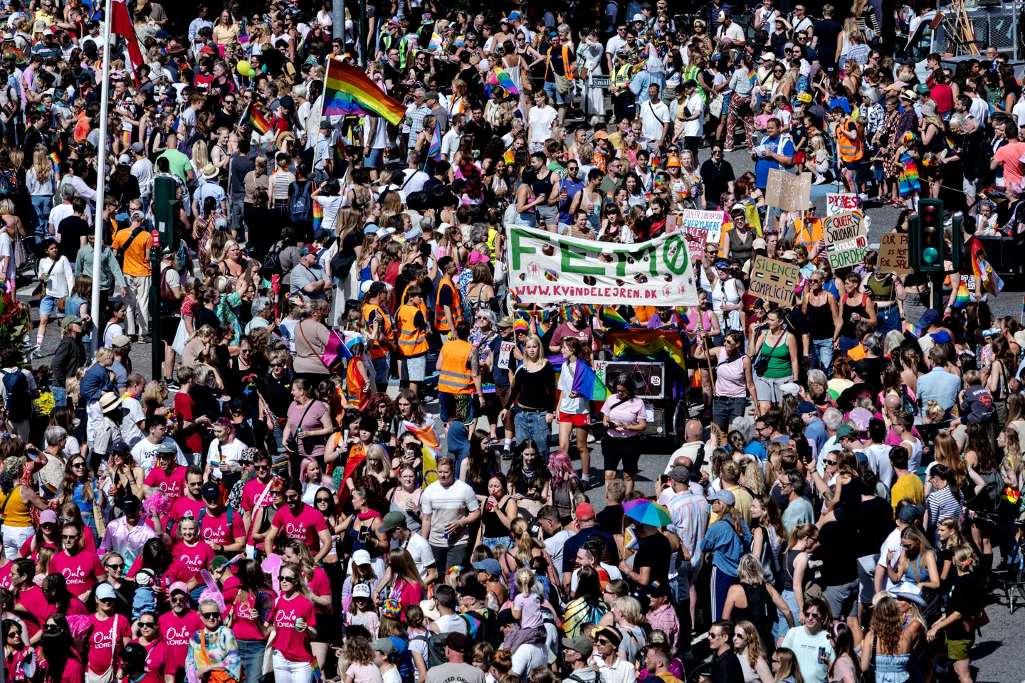 Copenhagen Pride arrangerer aktiviteter for og med lgbt+-miljøet – herunder den årlige Pride-uge, der inkluderer optoget gennem byen.