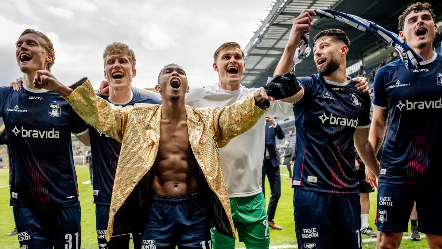 Manden med guldjakken har ikke fået en gylden billet til VM. Tværtimod.