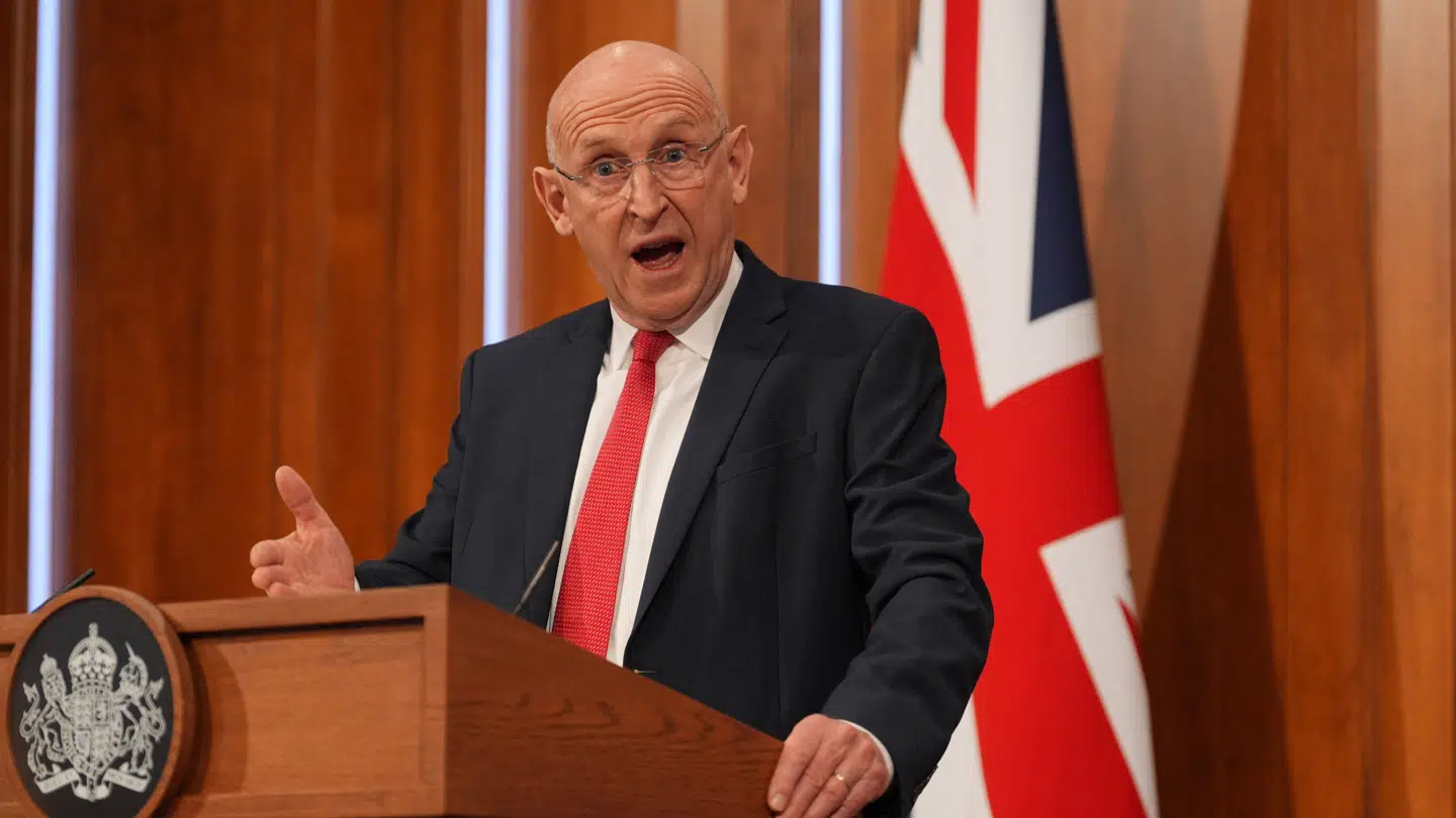 John Healey siger op.