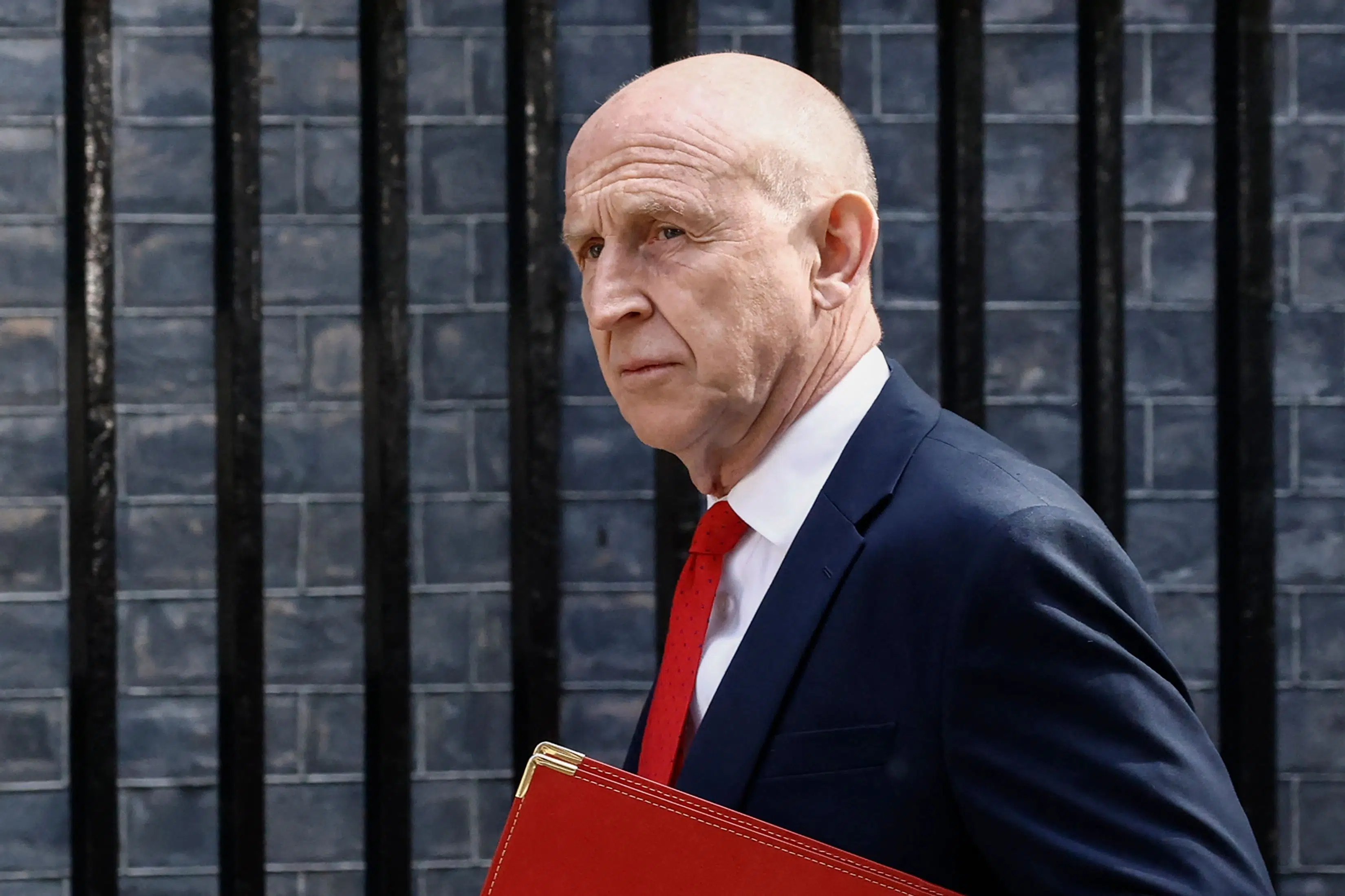 Britisk forsvarsminister stopper efter uenighed om penge til forsvaret