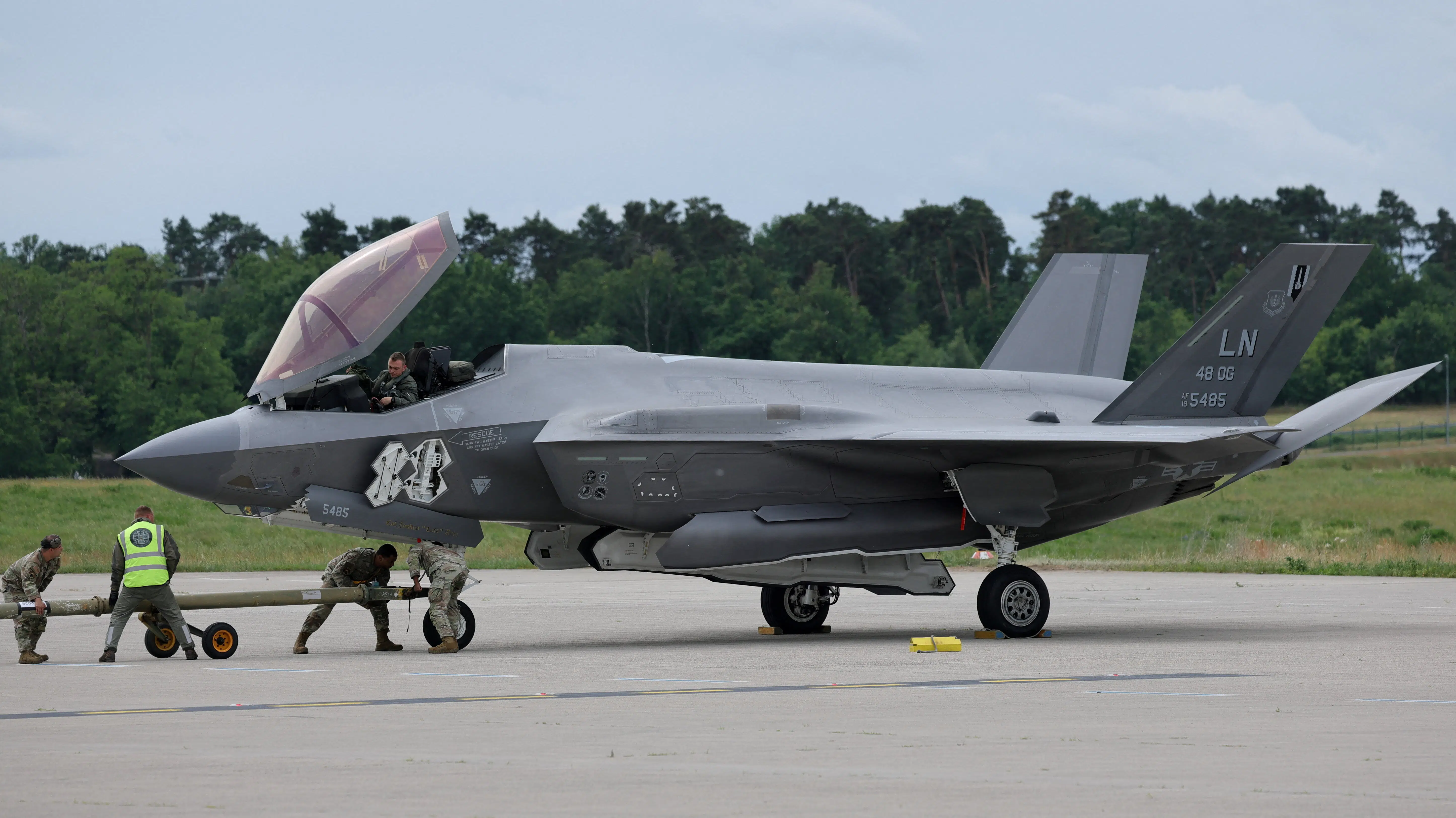 Vildt syn på himlen: F-35-kampfly flyver forbi
