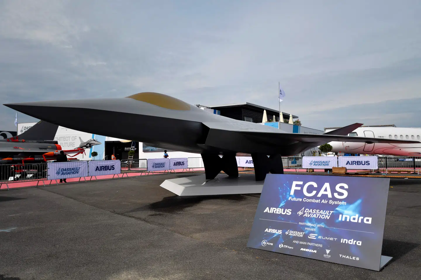 Her ses et mockup fra 2023 af det fælleseuropæiske kampfly FCAS, som nu næppe kommer op at flyve. Foto: Julien De Rosa, AFP, Scanpix