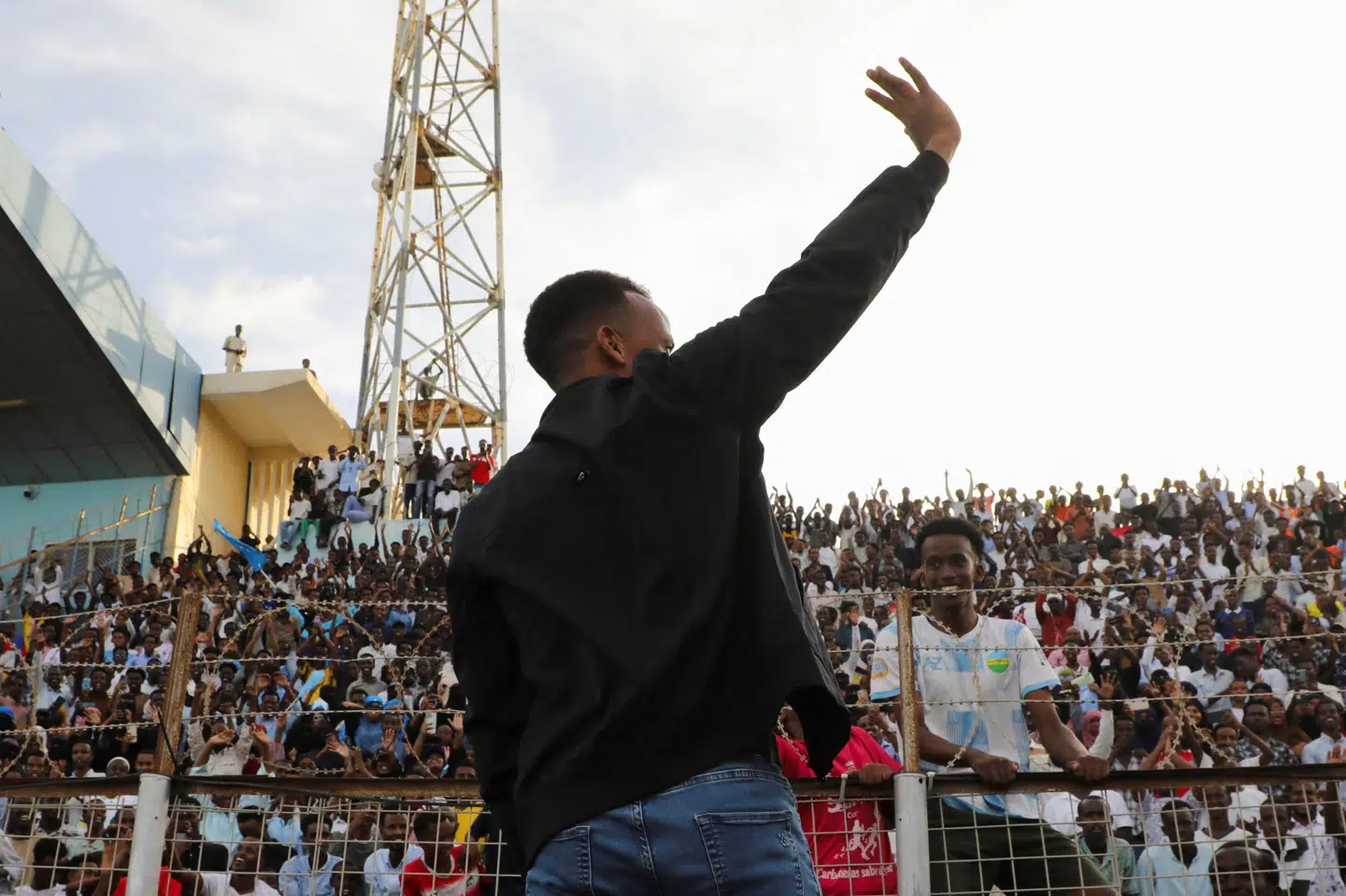 Omar Artan blev onsdag modtaget som en folkehelt i Mogadishu, da han vendte hjem efter at være blevet afvist indrejse i USA.