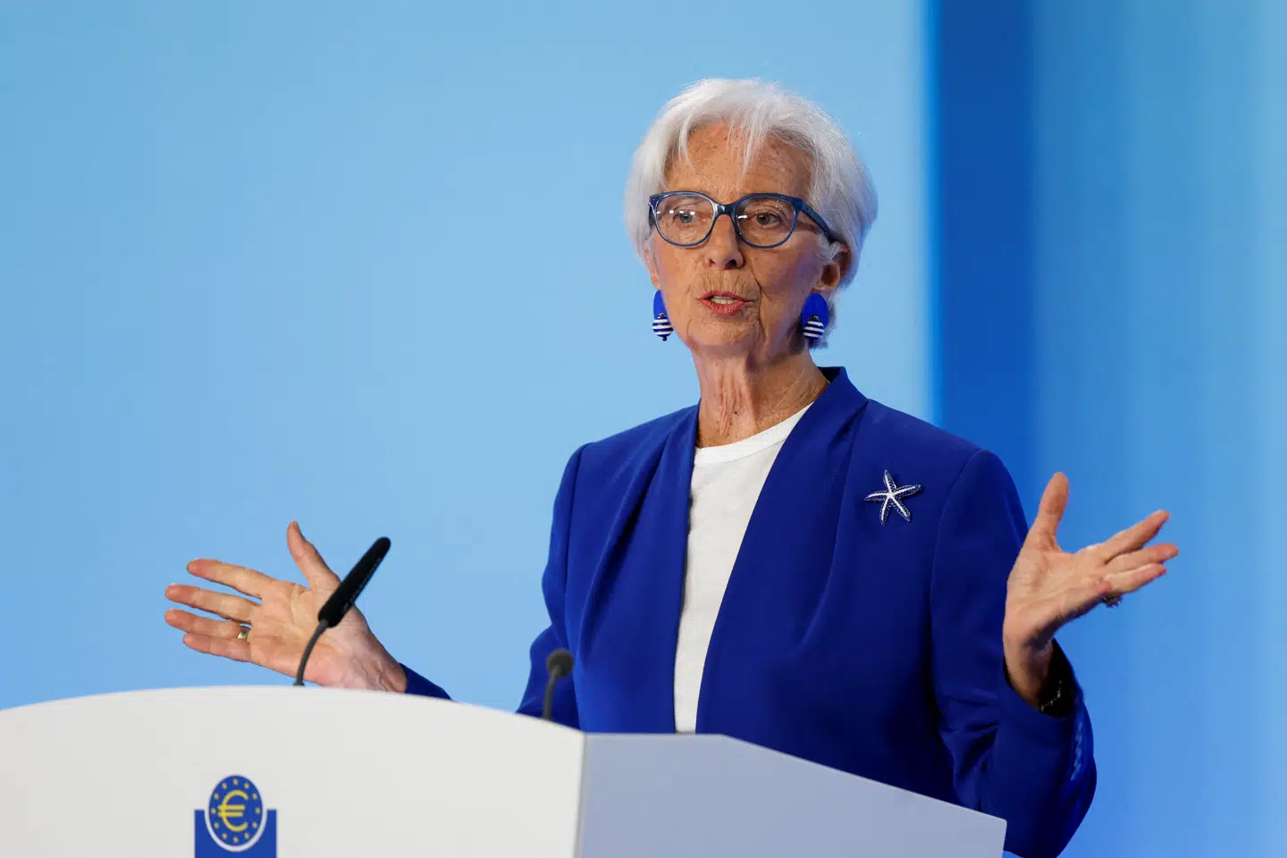 Chefen for Den Europæiske Centralbank (ECB), Christine Lagarde, meddelte torsdag, at ECB hæver renten. Men der hersker stadig stor usikkerhed om udviklingen i inflationen på grund af krigen i Mellemøsten. »Vi følger situationen nøje de kommende måneder,« sagde Lagarde på pressemødet.