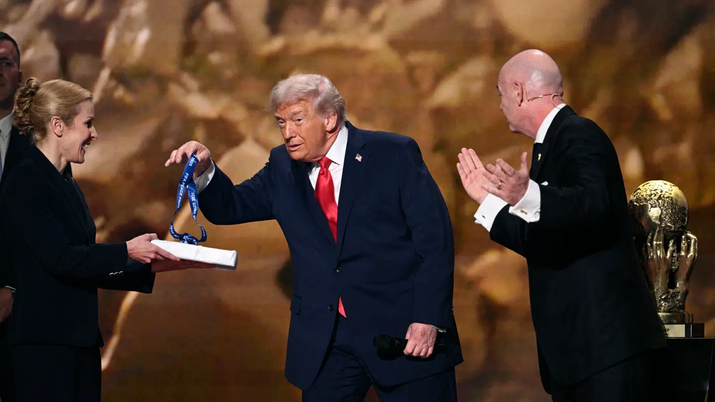 I december vakte det harme, at Donald Trump modtog FIFAs Fredspris.