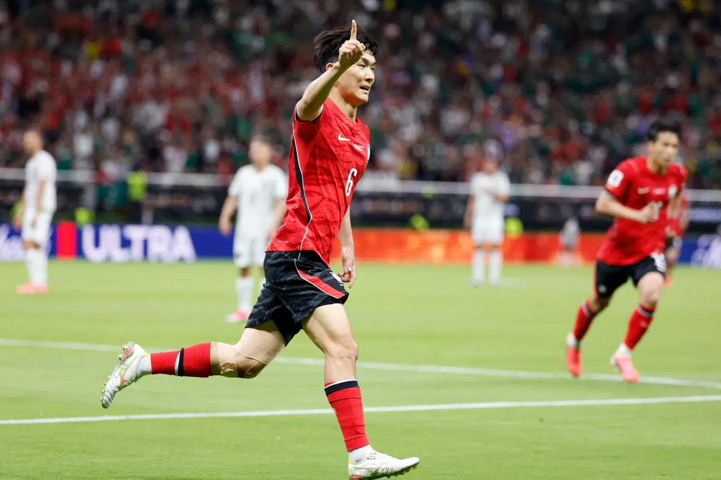 Hwang In-beom fejrer sit første mål for Sydkorea ved årets VM-slutrunde i fodbold. Sydkorea vandt holdets første kamp over Tjekkiet med 2-1.