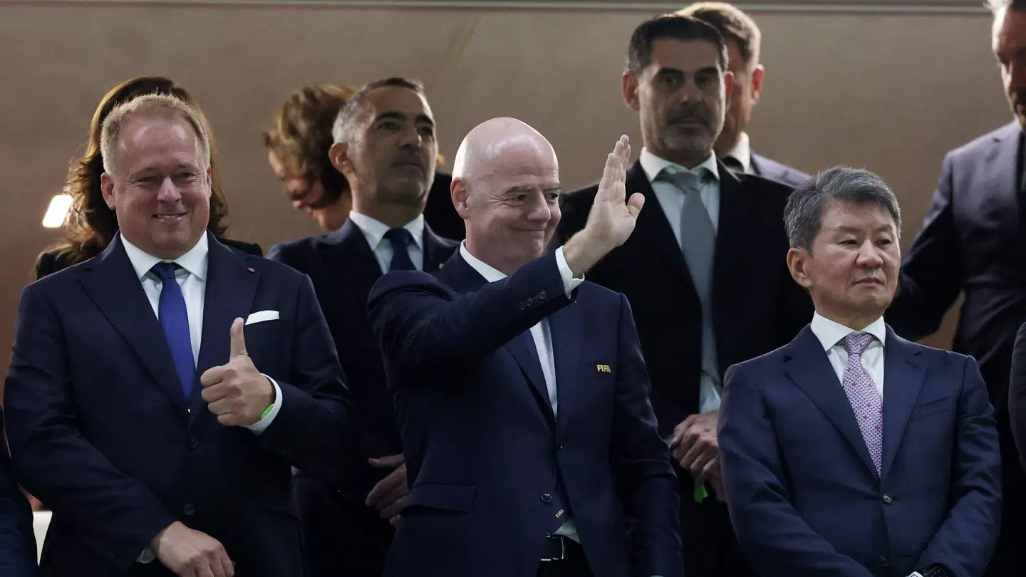 FIFA-præsident Gianni Infantino (i midten) var til stede til kampen mellem Sydkorea og Tjekkiet.